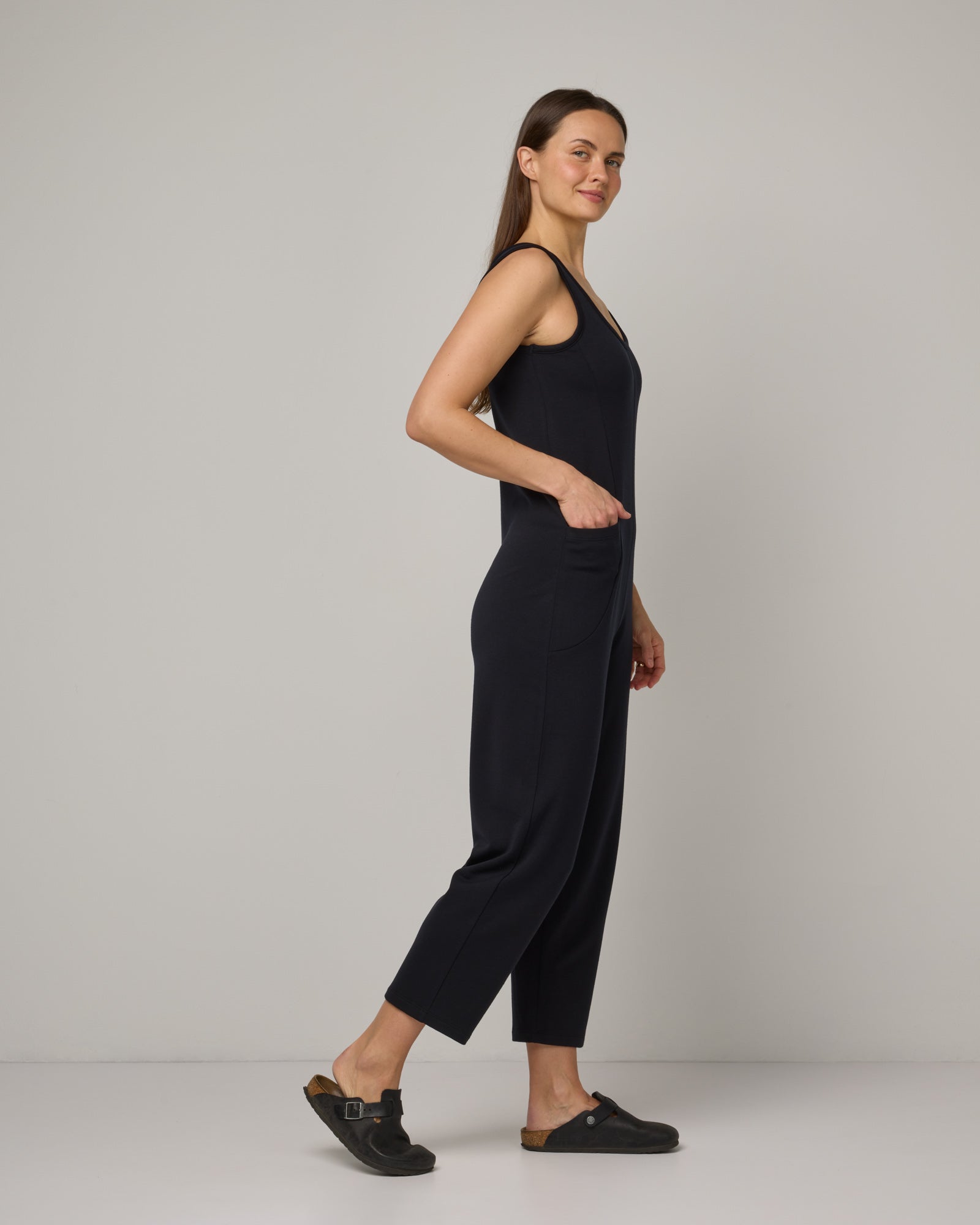 model-spec:Nicole is 5'8", wearing a size S