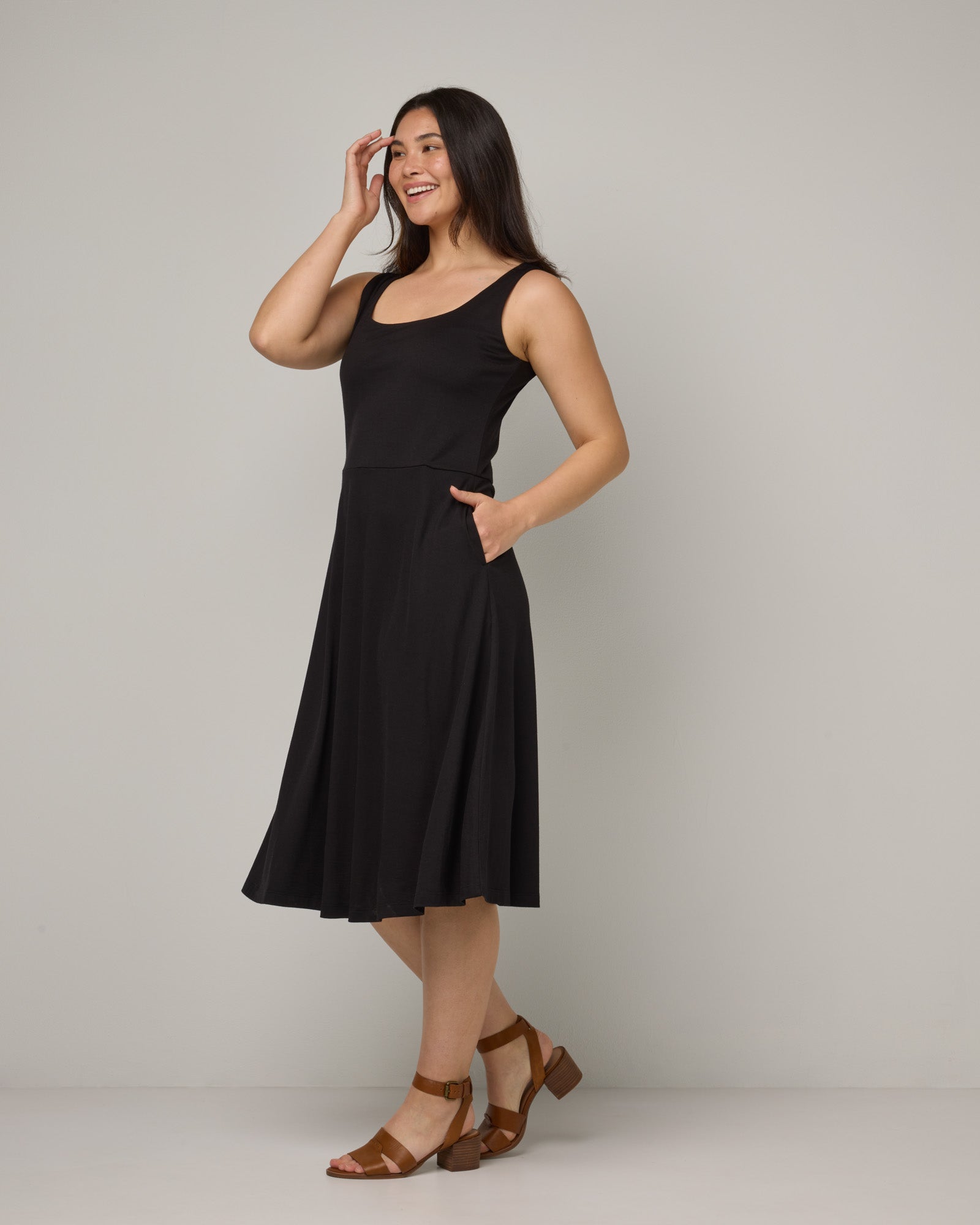 model-spec:Maile is 5'9", wearing a size M