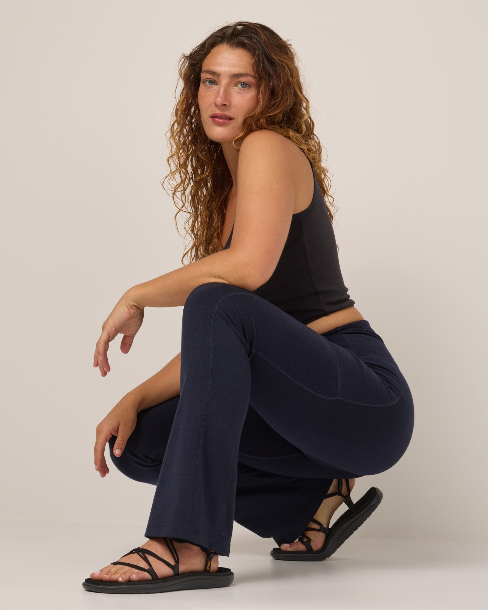 model-spec:Makinna is is 5'8", wearing a size M Regular