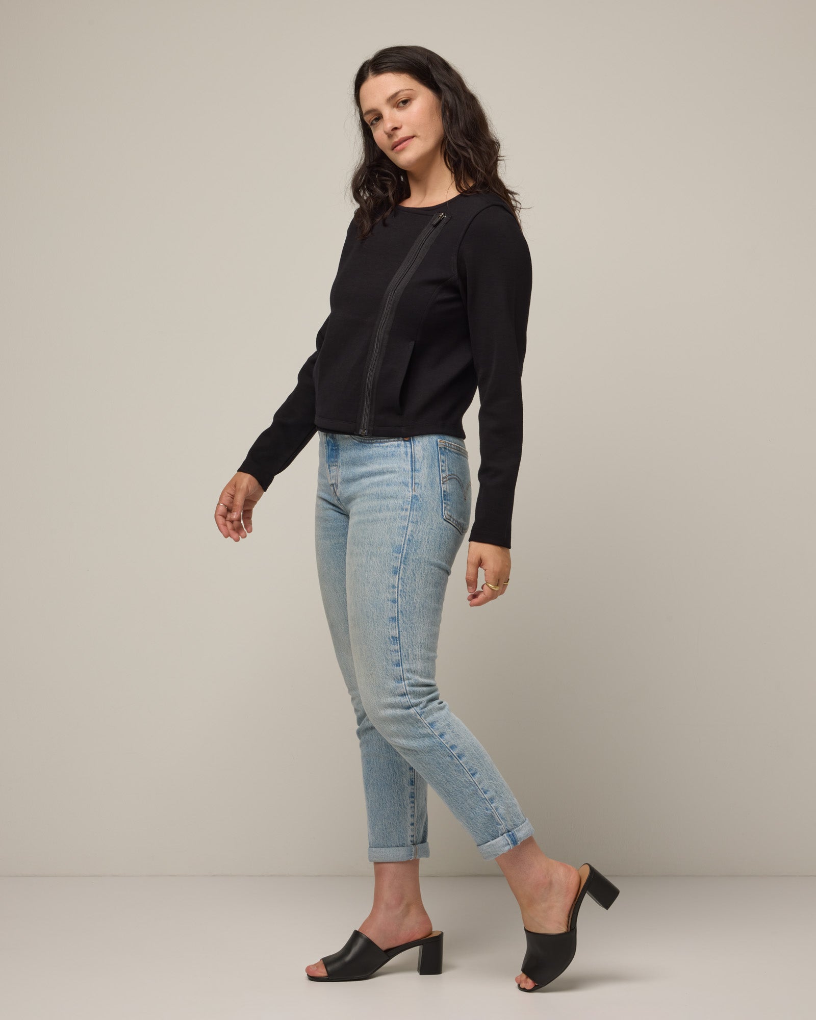 model-spec:Elana is 5'6", wearing a size M