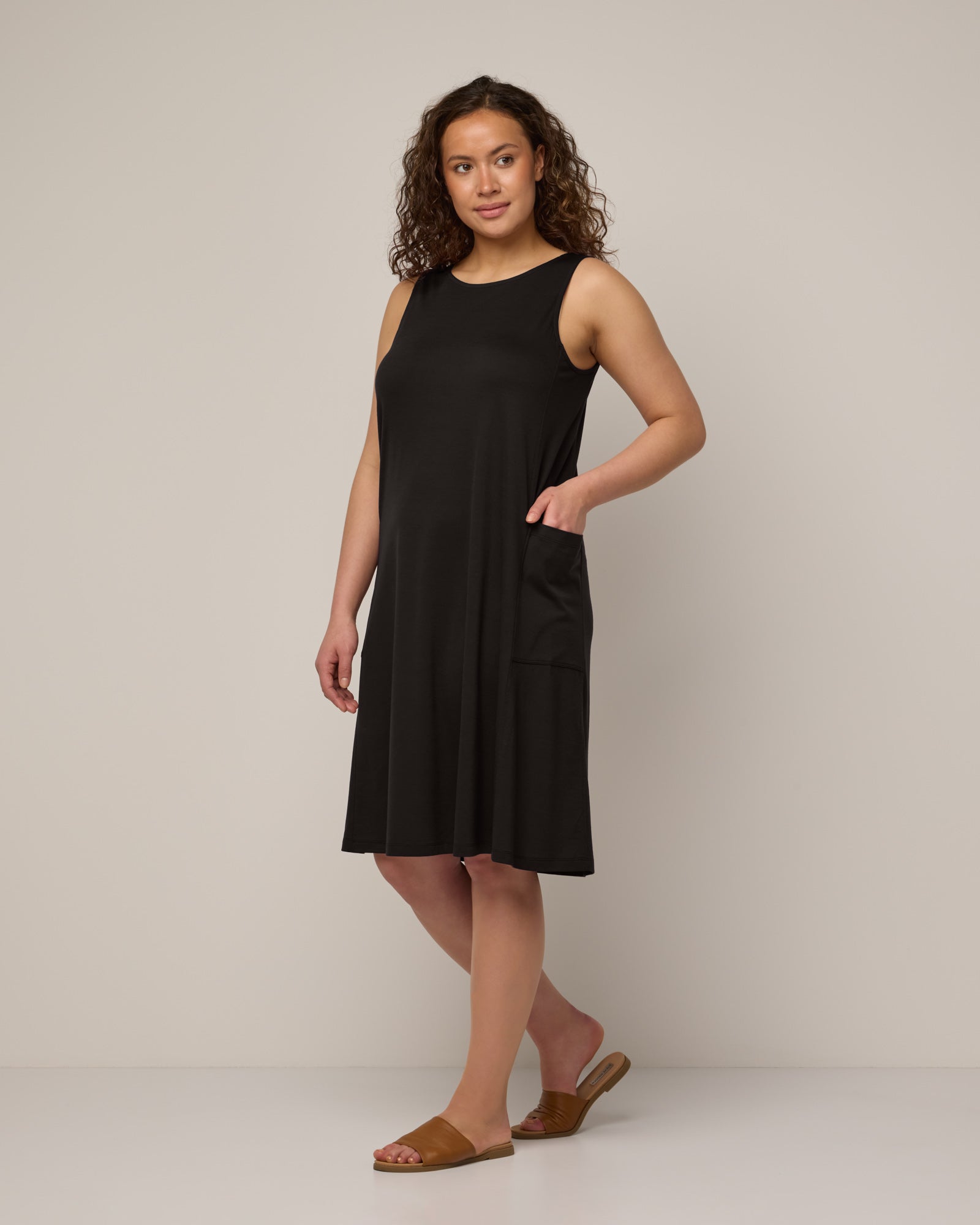 model-spec:Sadie is 5'9", wearing a size M