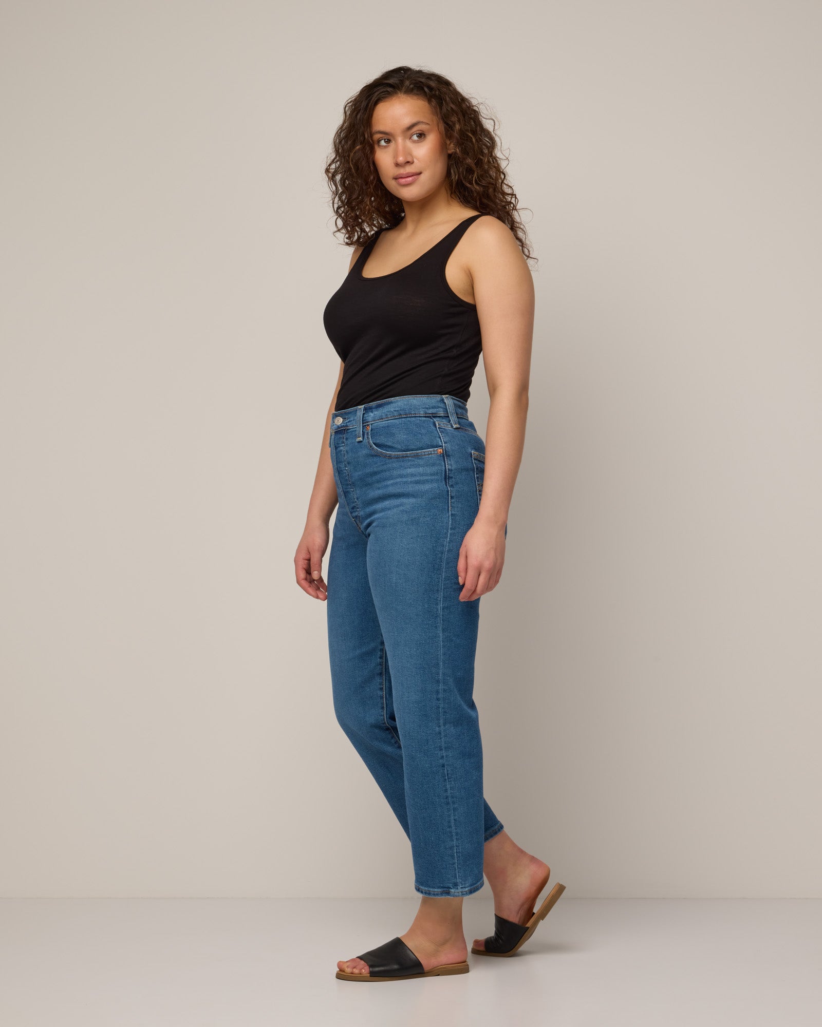 model-spec:Sadie is 5'9", wearing a size M