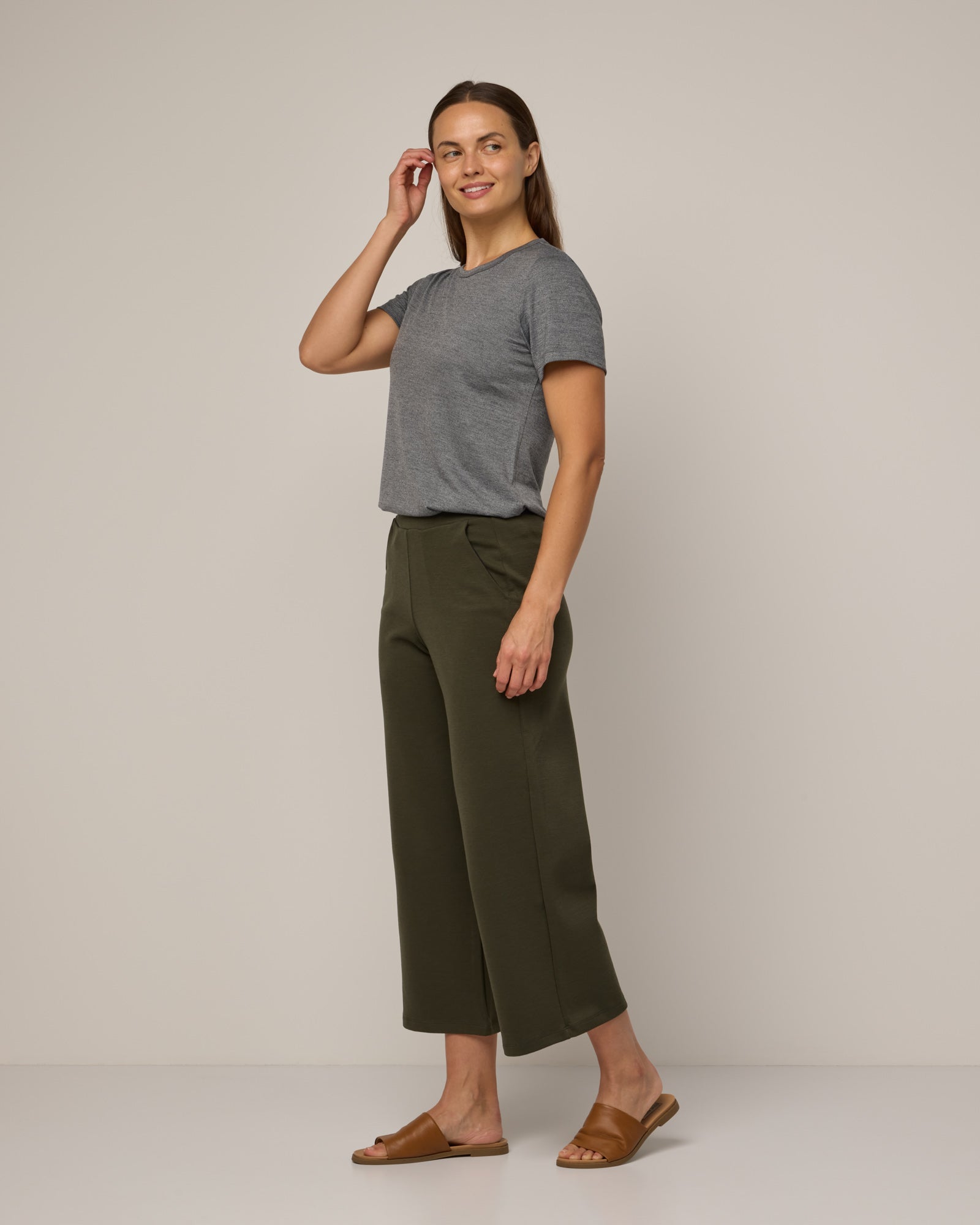 model-spec: Nicole is 5'8", wearing a size S