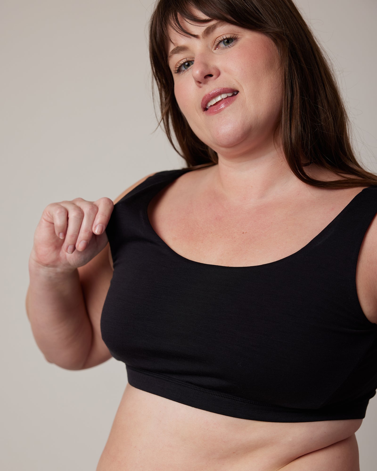 model-spec:Rosie's bust is 43.5", and she wears a size XL