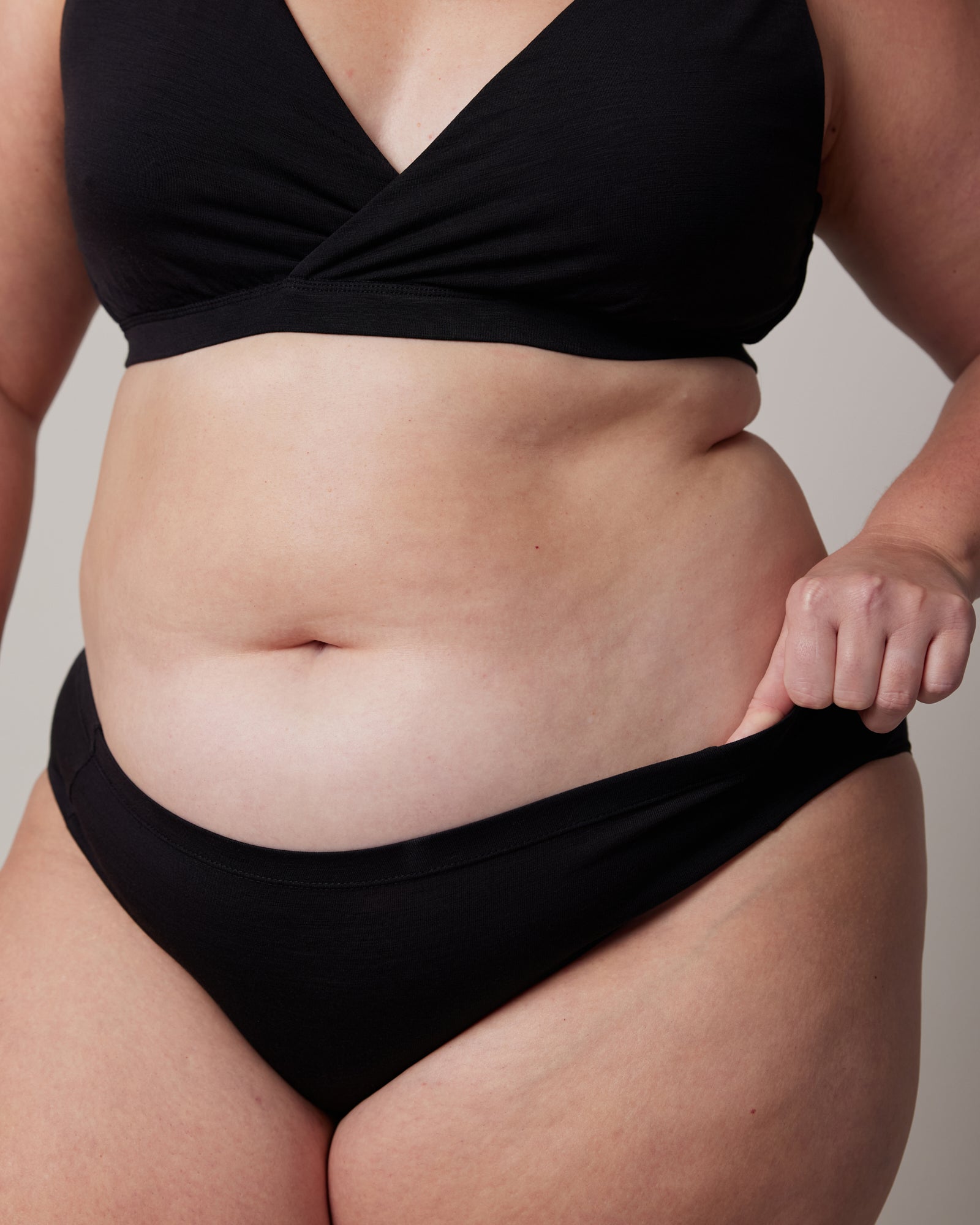 model-spec:Rosie's hips are 52",  and she wears a size XL