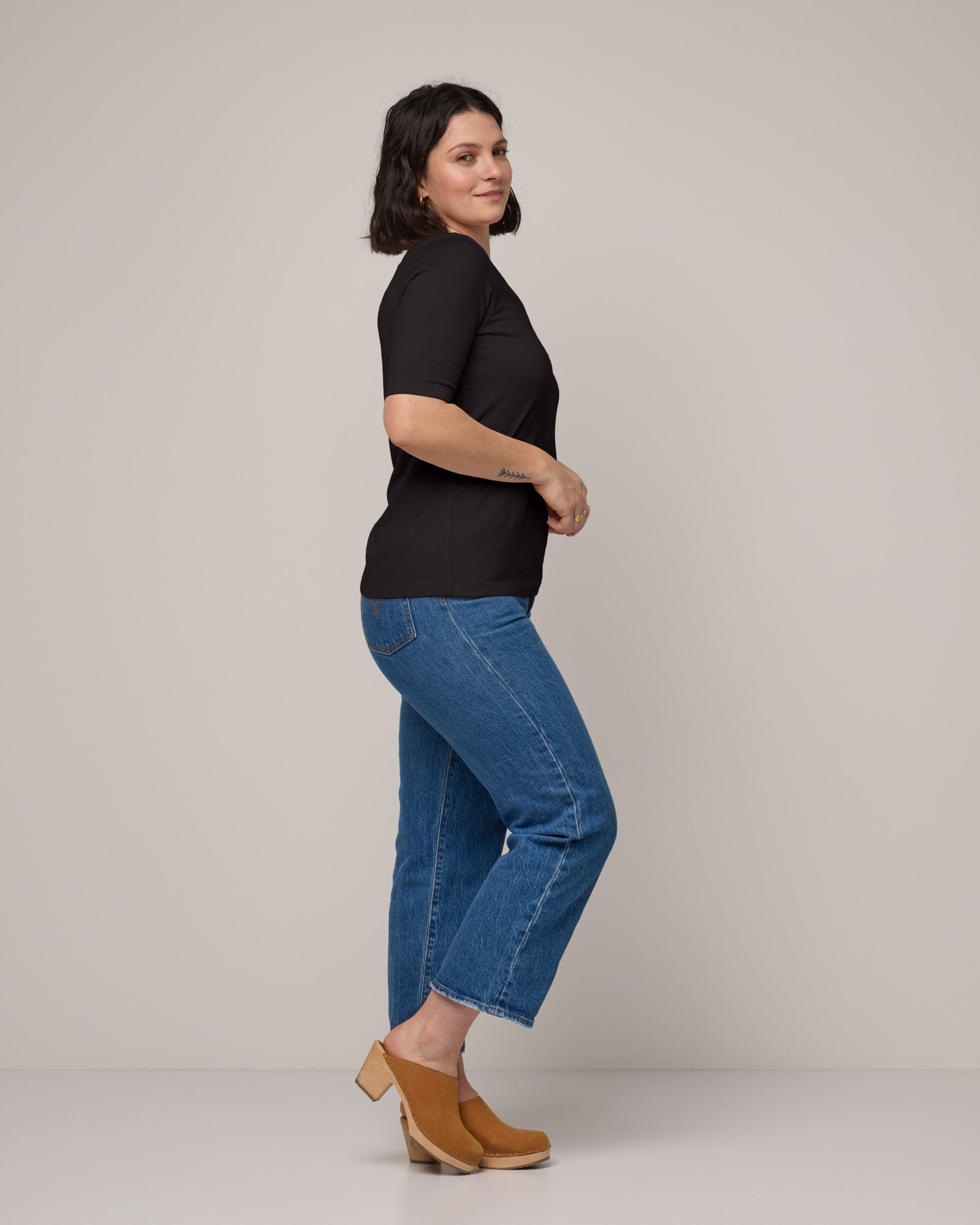 model-spec:Elana is 5'6", wearing a size M