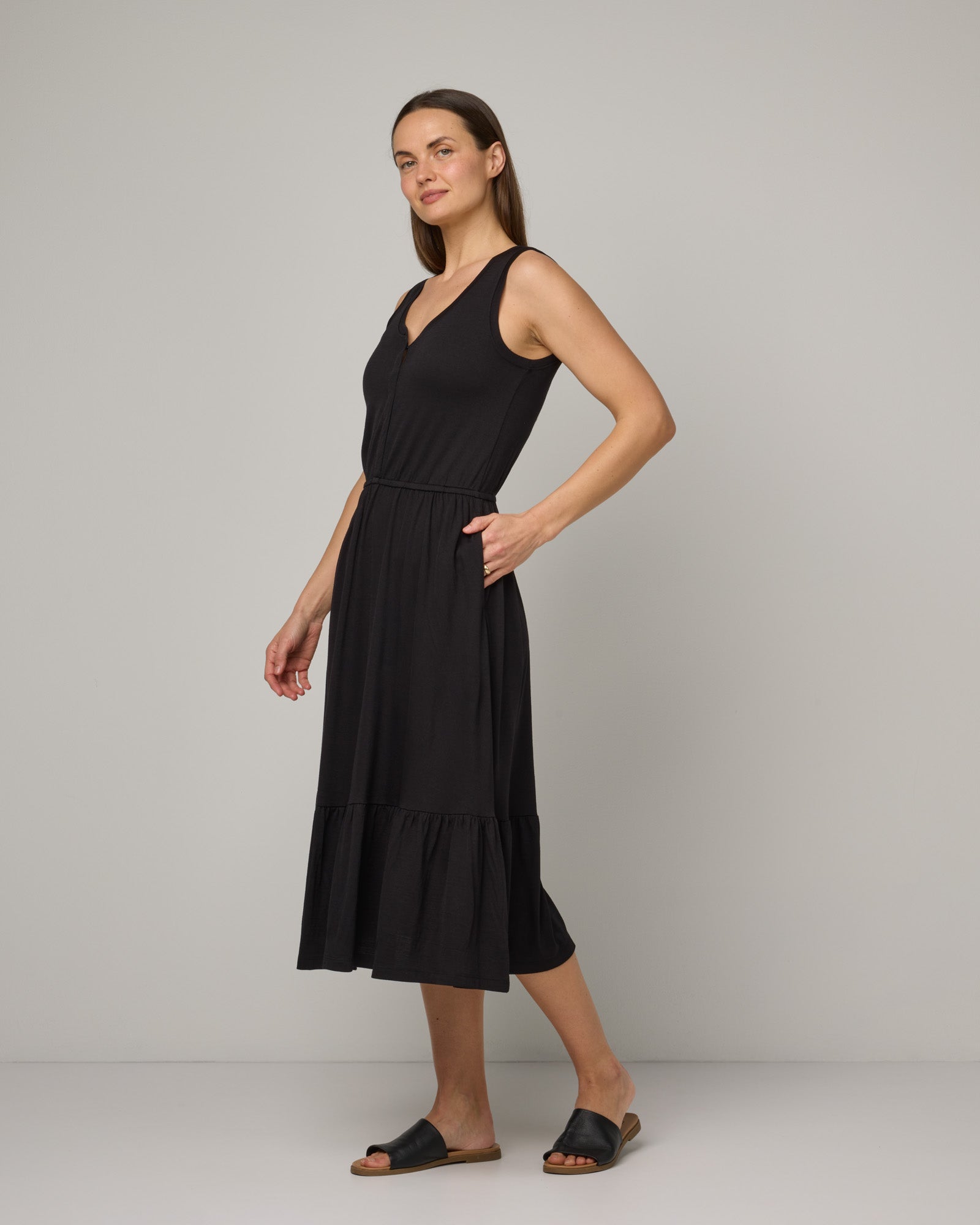 model-spec:Nicole is 5'8", wearing a size S