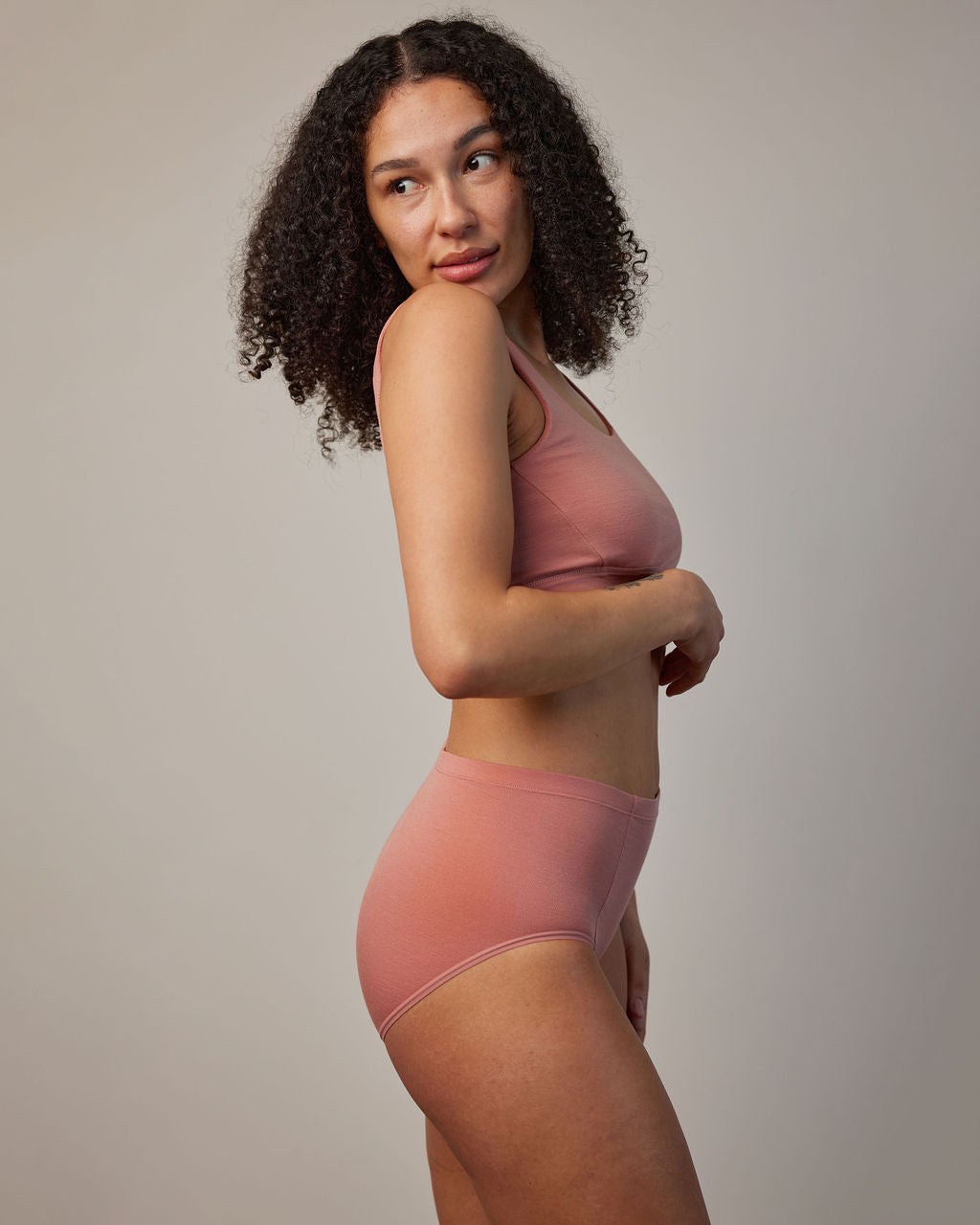 model-spec:Jazzmine's hips are 39.75", and she wears a size M