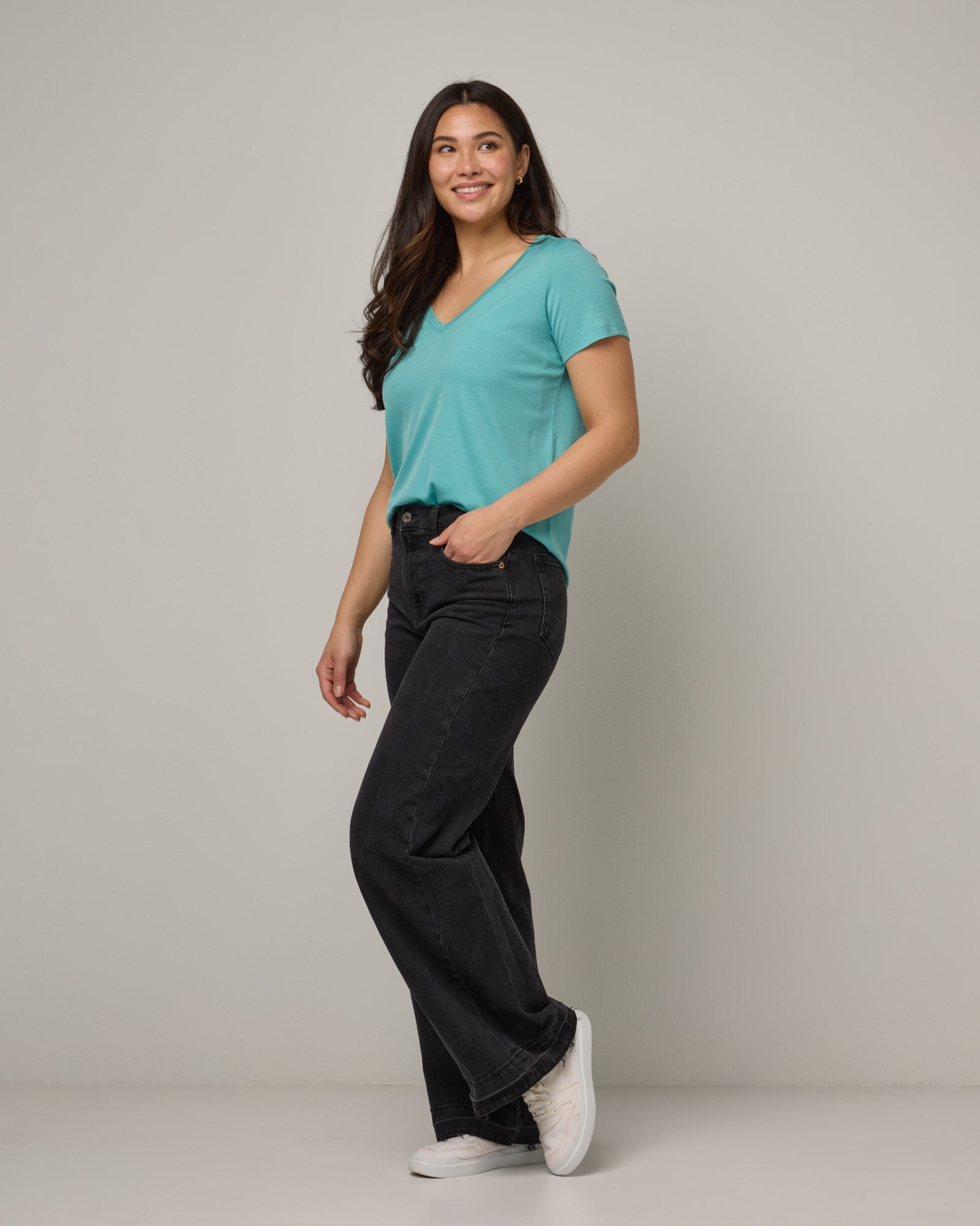 model-spec:Maile is 5'9", wearing a size M