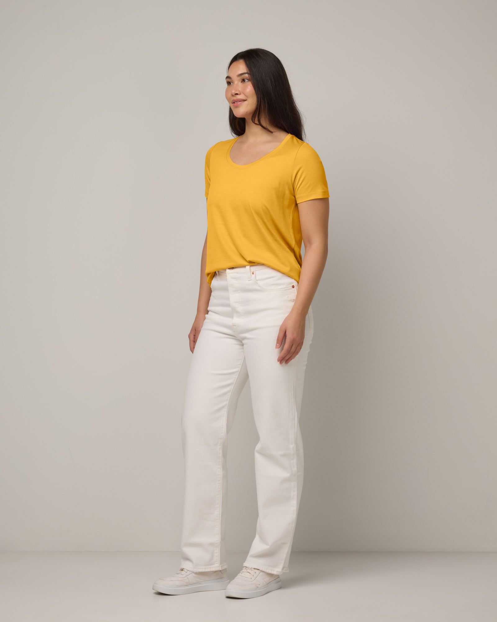 model-spec:Maile is 5'9", wearing a size M