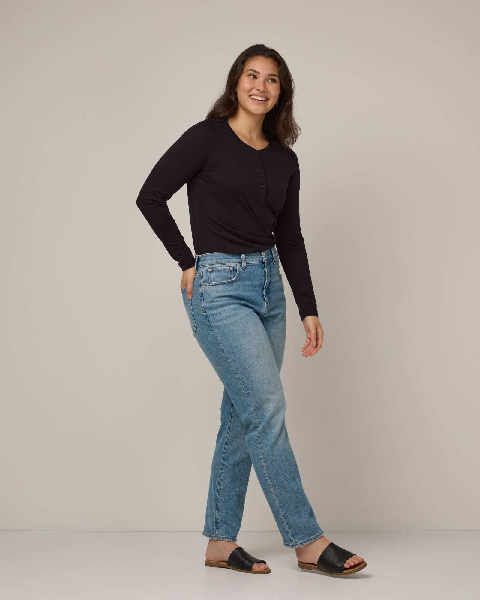 model-spec:Maile is 5'9", wearing a size M