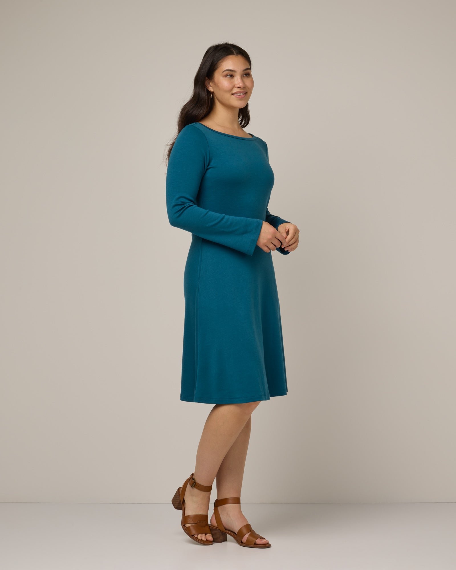 model-spec:Maile is 5'9", wearing a size M