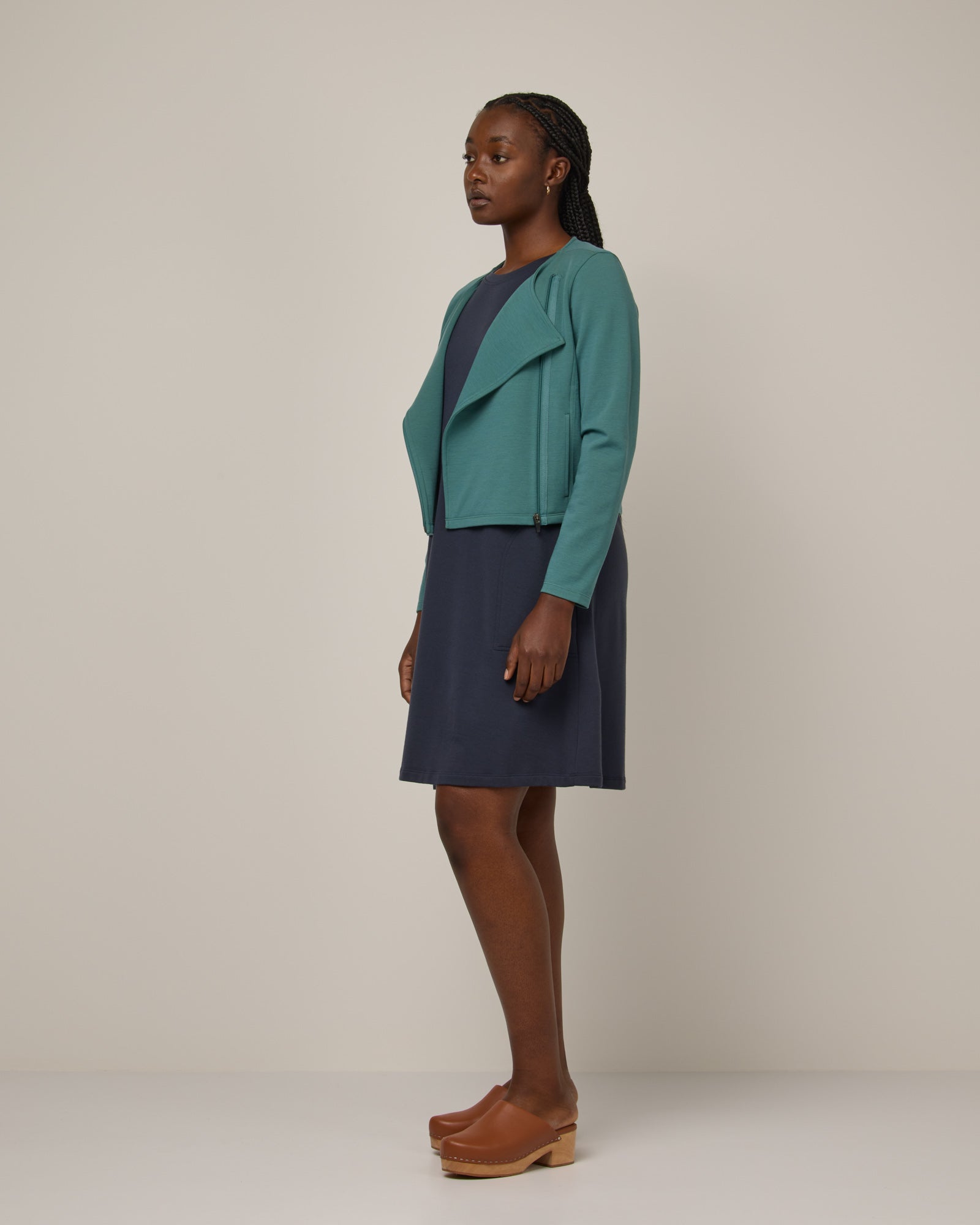 model-spec:Naomi is 5'9", wearing a size M