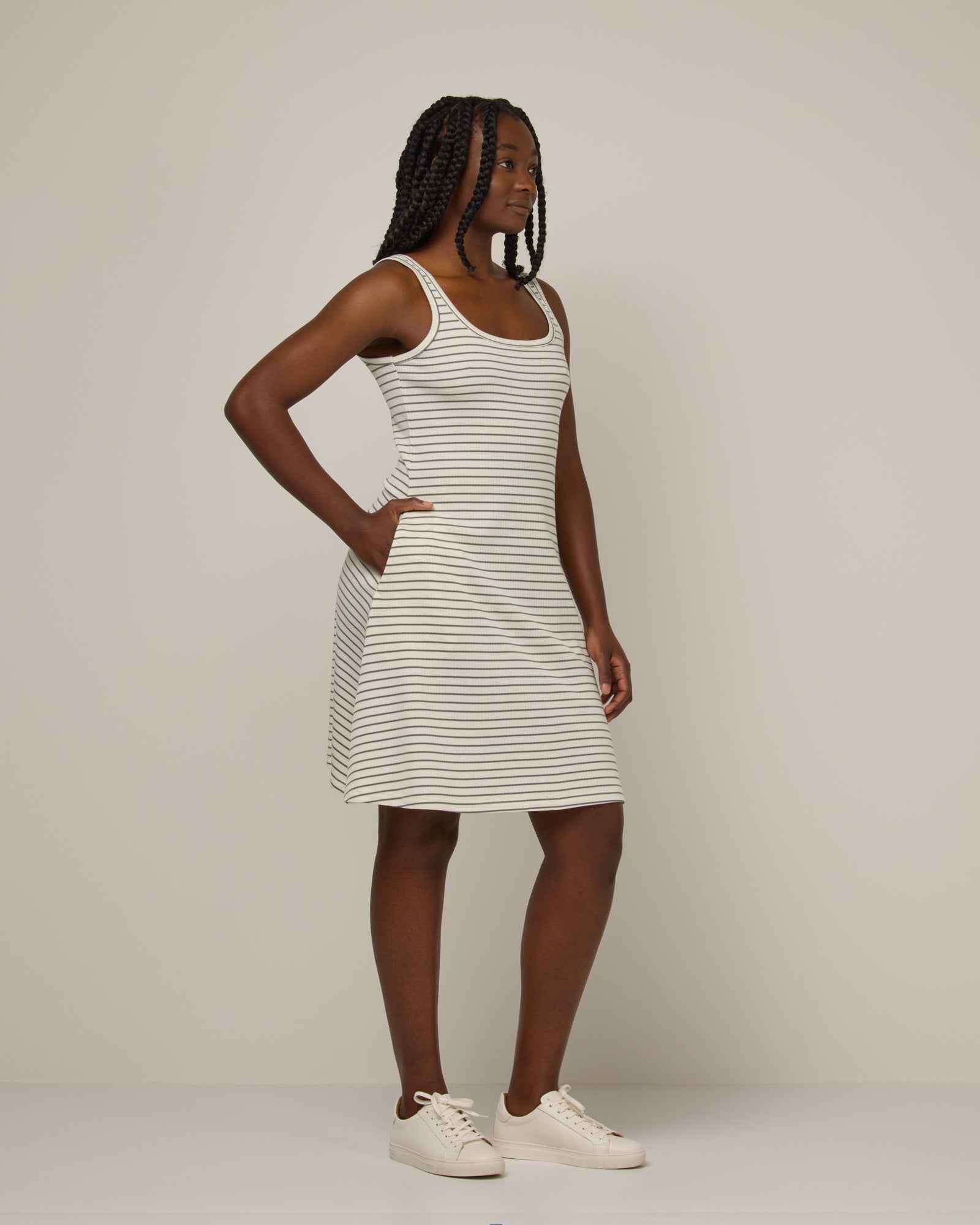 model-spec:Naomi is 5'9", wearing a size M