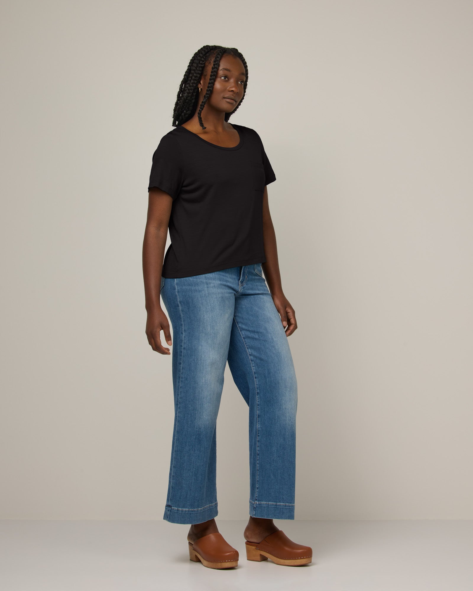model-spec:Naomi is 5'9", wearing a size M