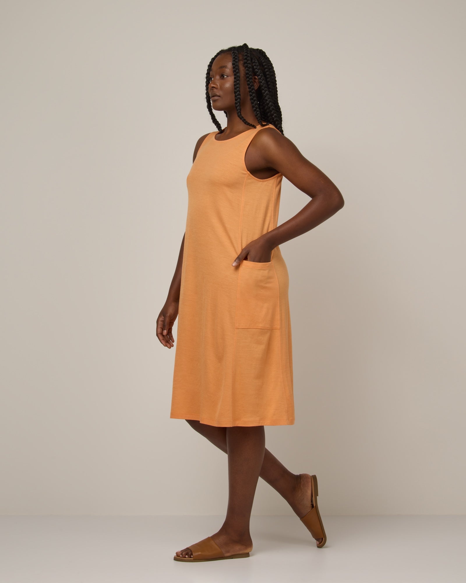 model-spec:Naomi is 5'9", wearing a size M