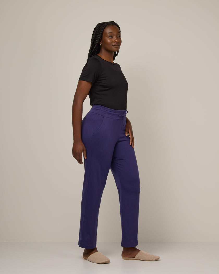 model-spec:Naomi is 5'9", wearing a size M