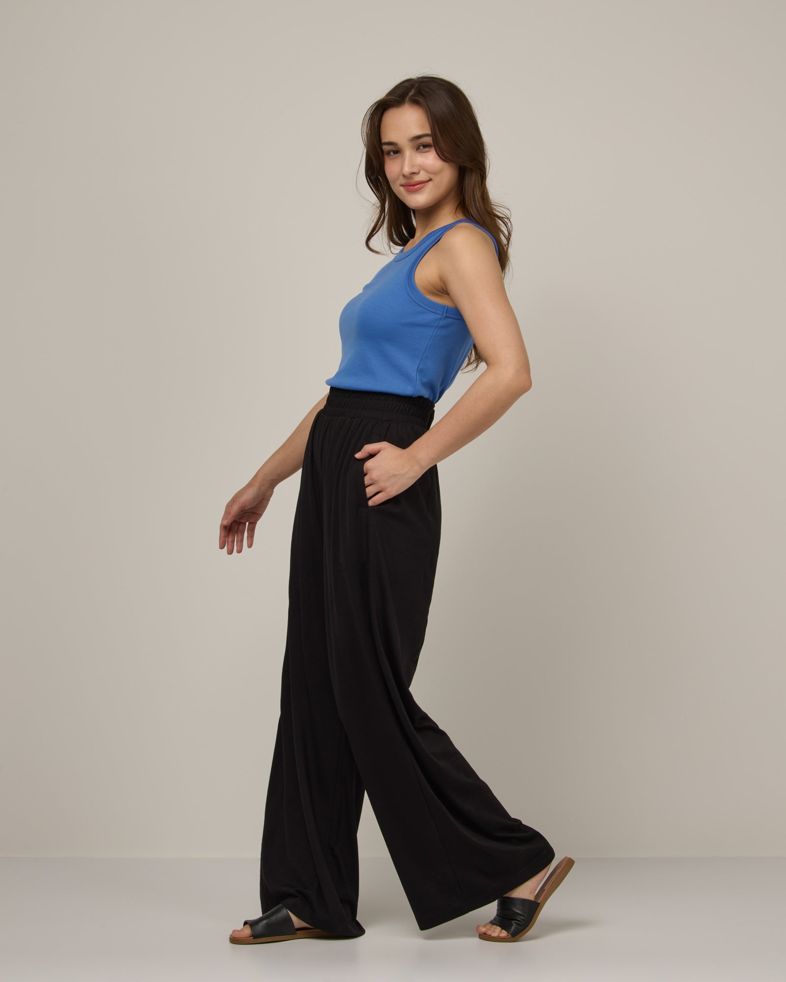 model-spec:Victoria is 5'5", wearing a size XS