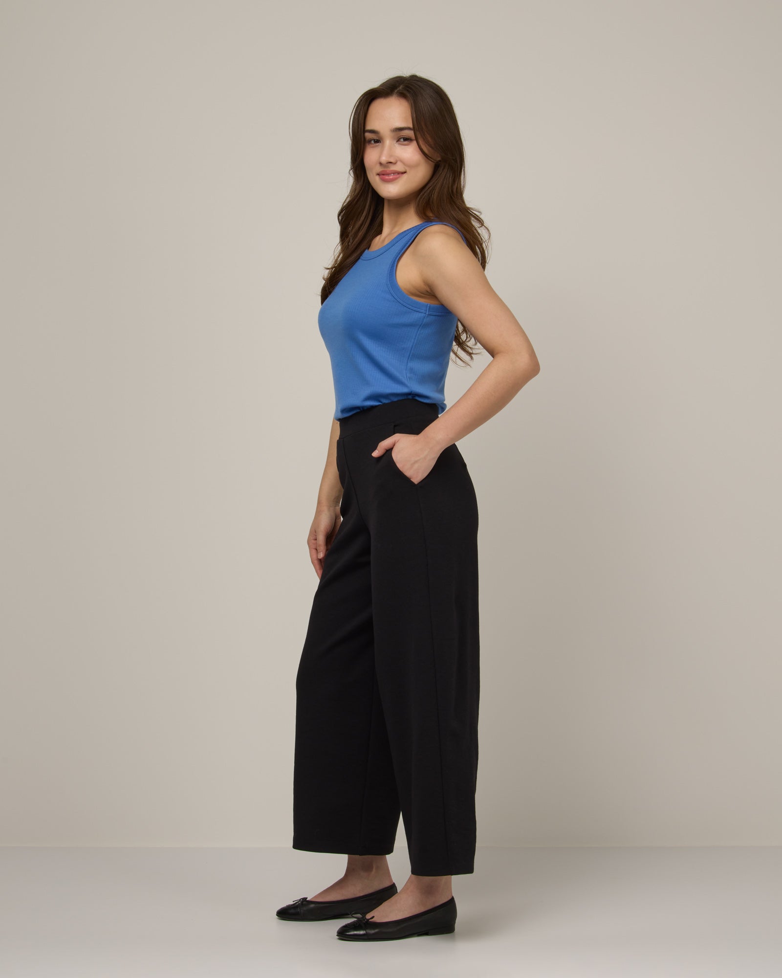 model-spec:Victoria is 5'5", wearing a size XS