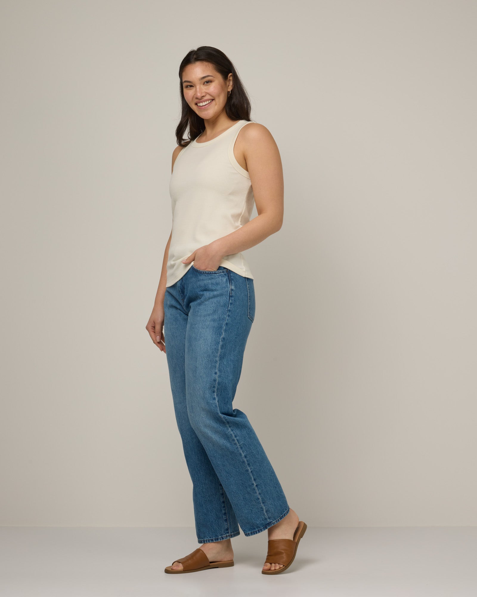 model-spec:Maile is 5'9", wearing a size M