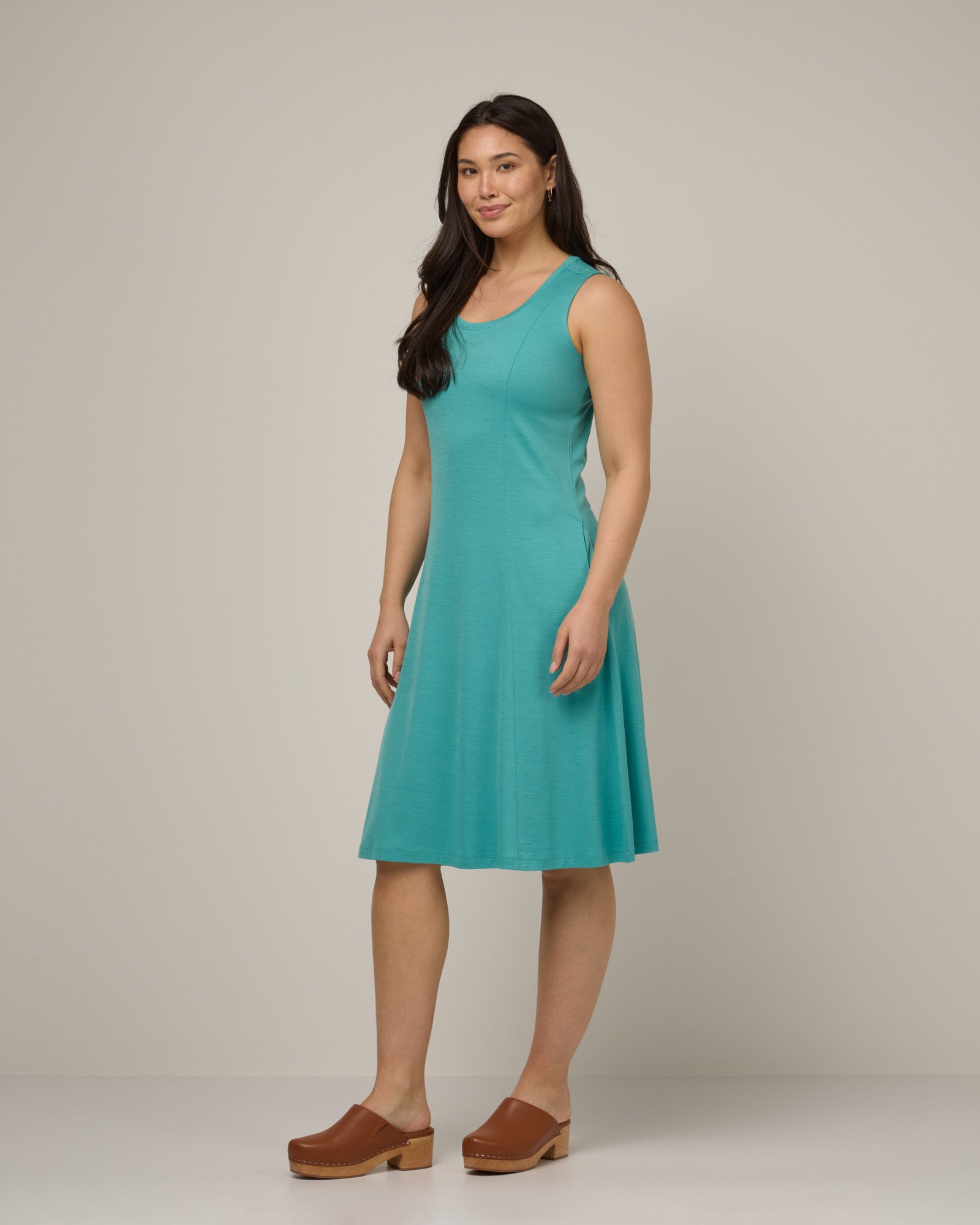 model-spec:Maile is 5'9", wearing a size M