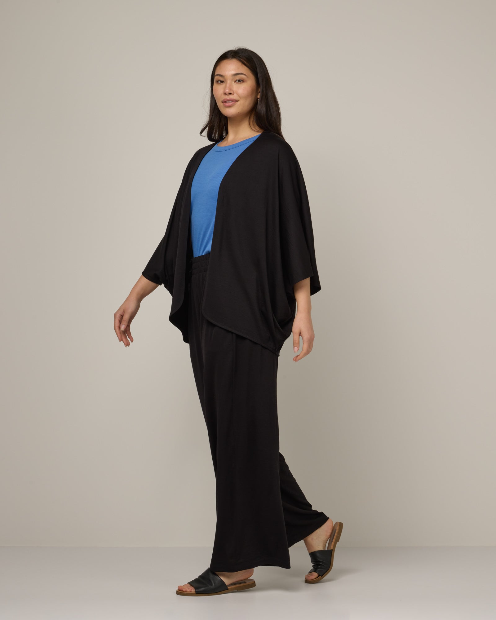 model-spec:Maile is 5'9", wearing a size M/L