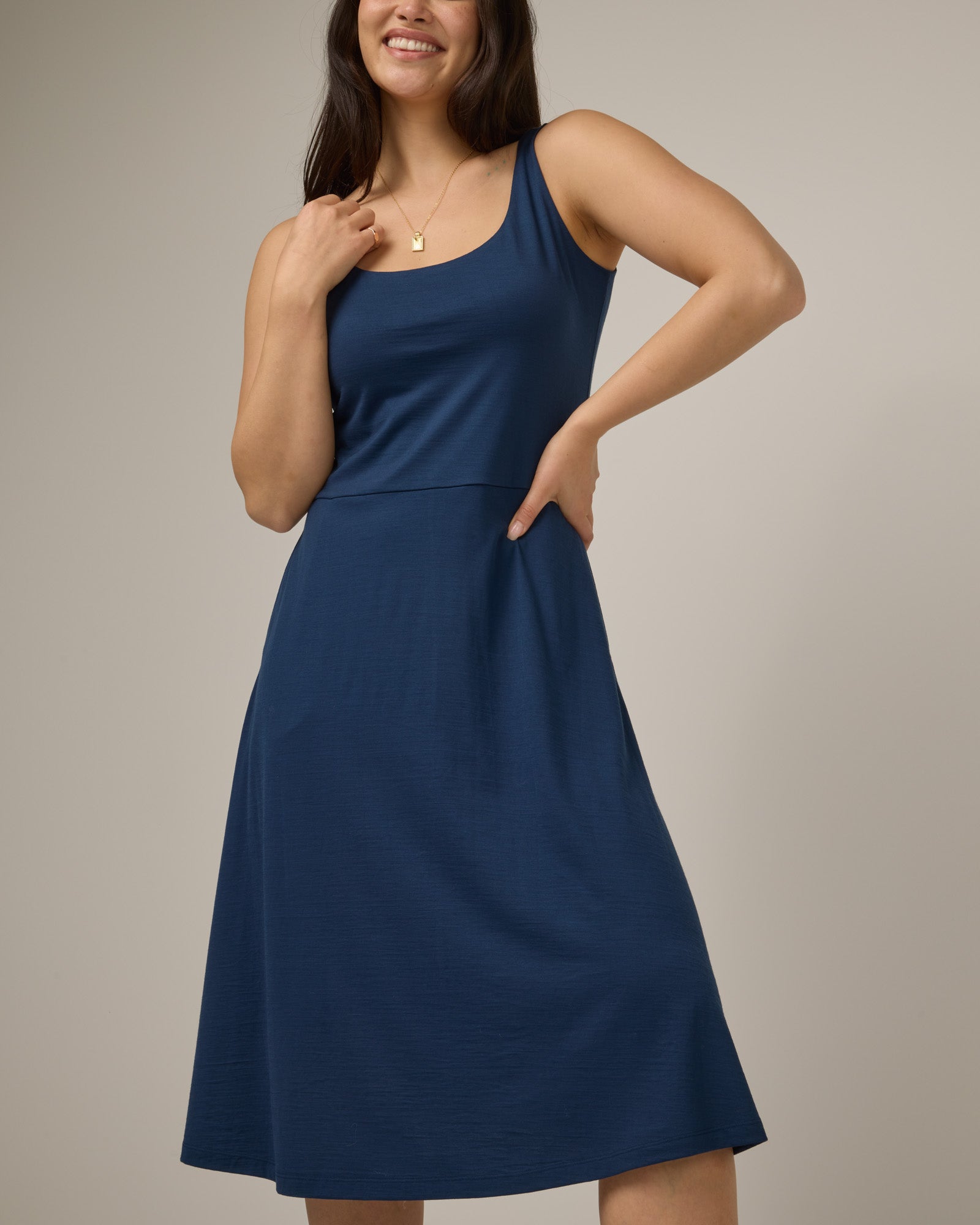 model-spec:Maile is 5'9", wearing a size M