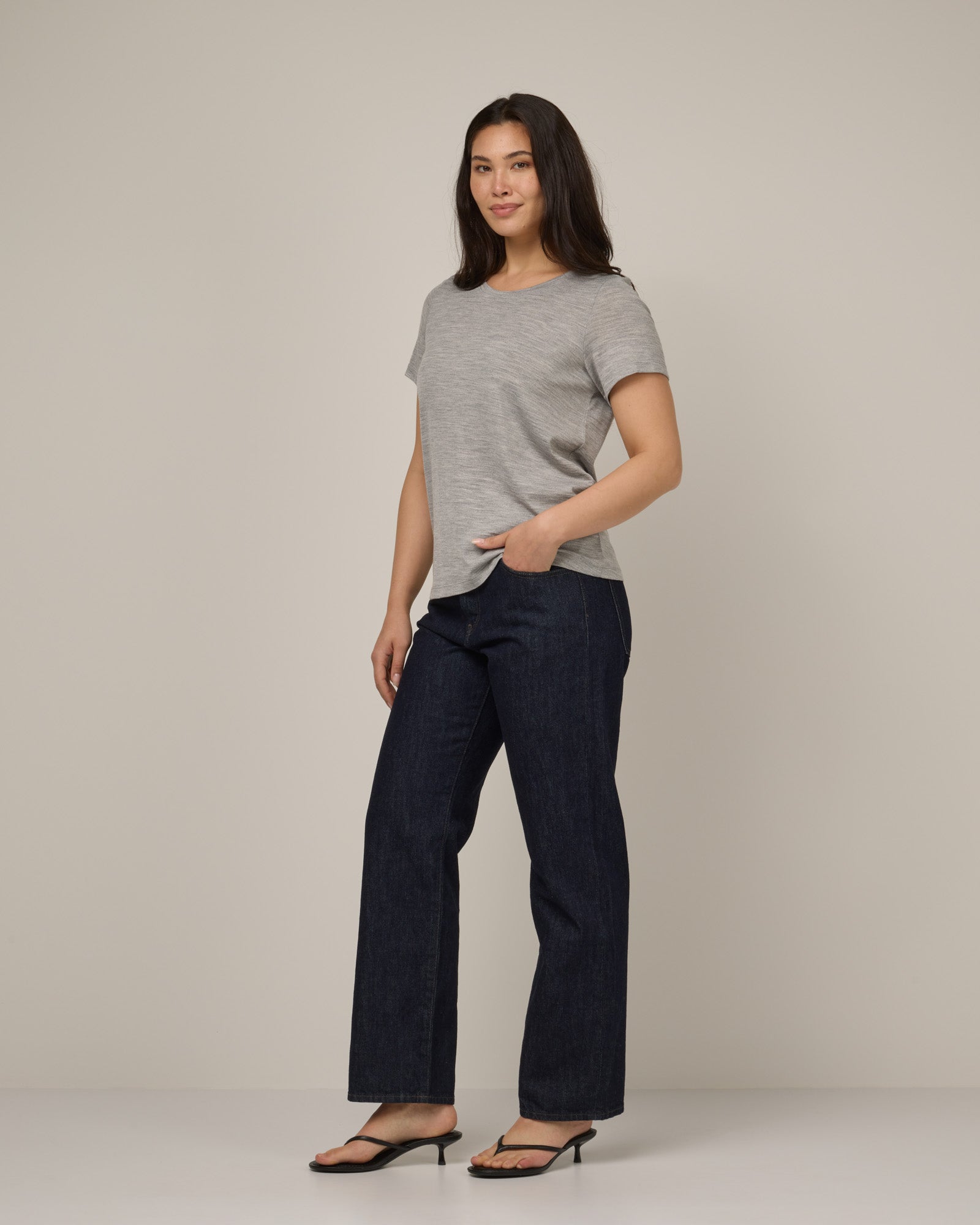 model-spec:Maile is 5'9", wearing a size M