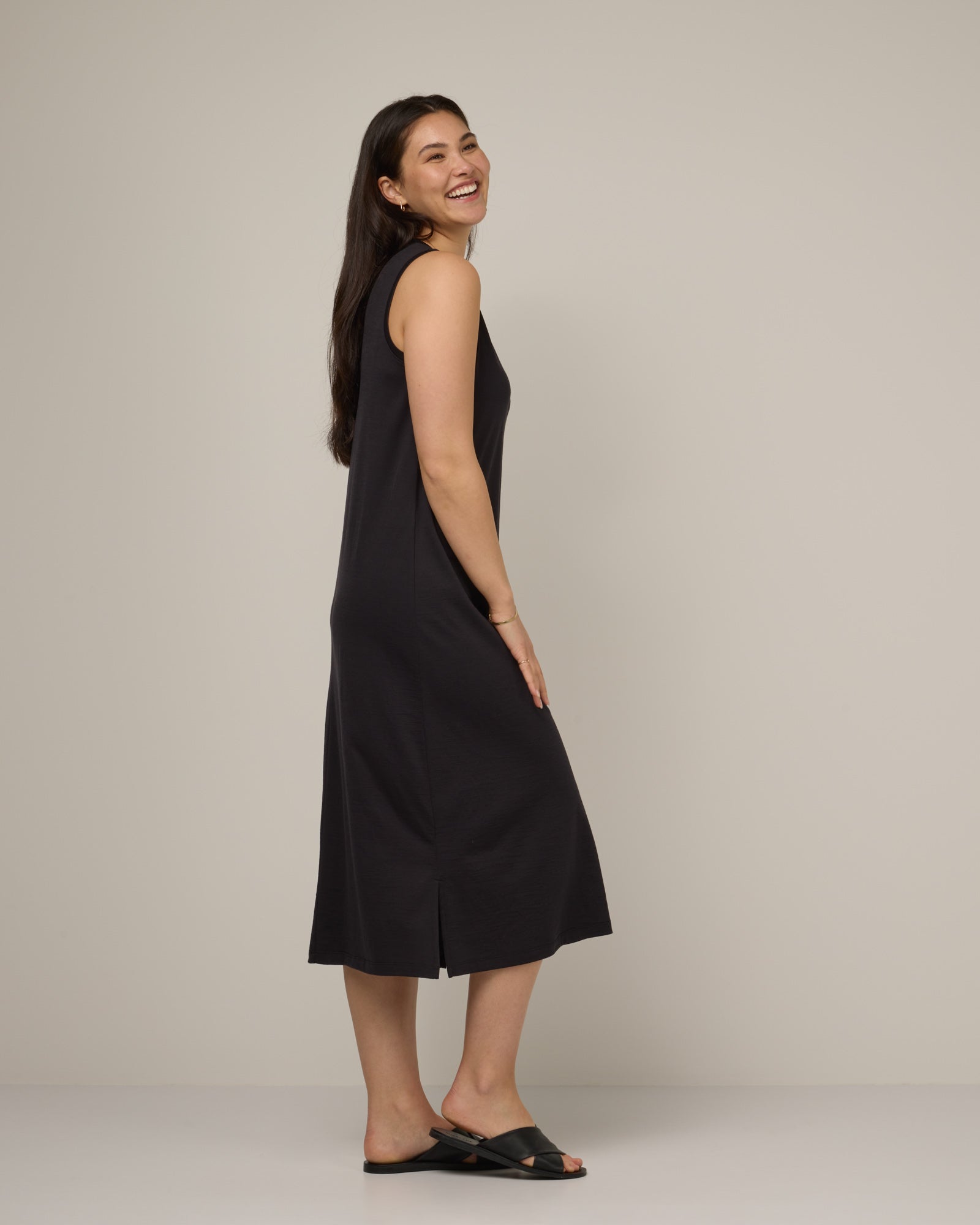 model-spec:Maile is 5'9", wearing a size M