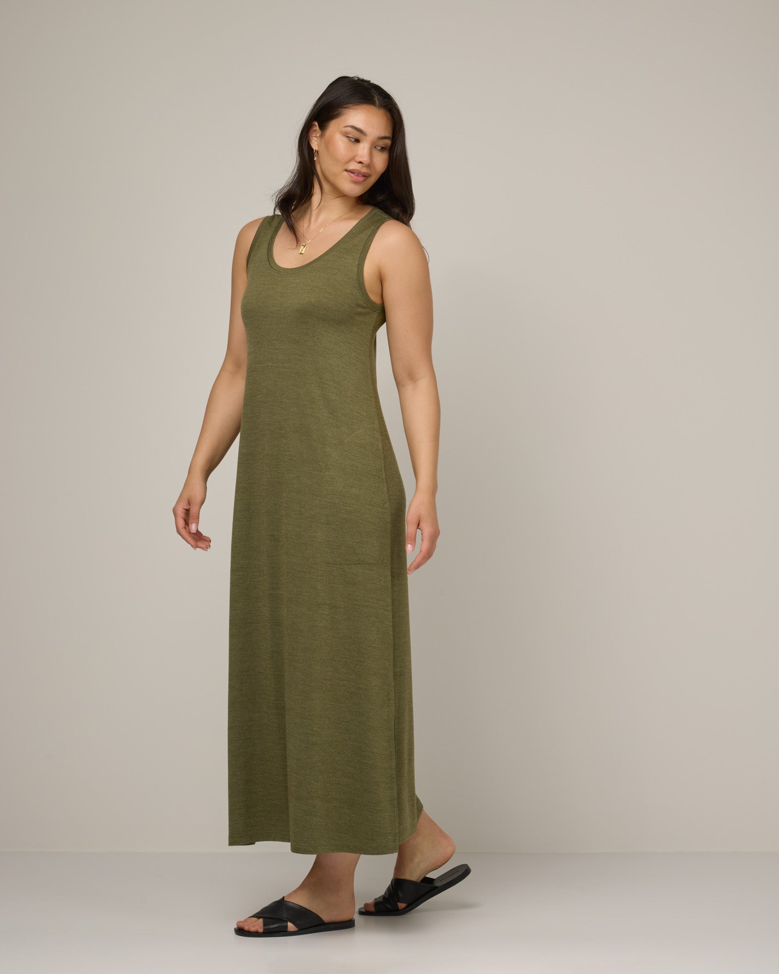 model-spec:Maile is 5'9", wearing a size M