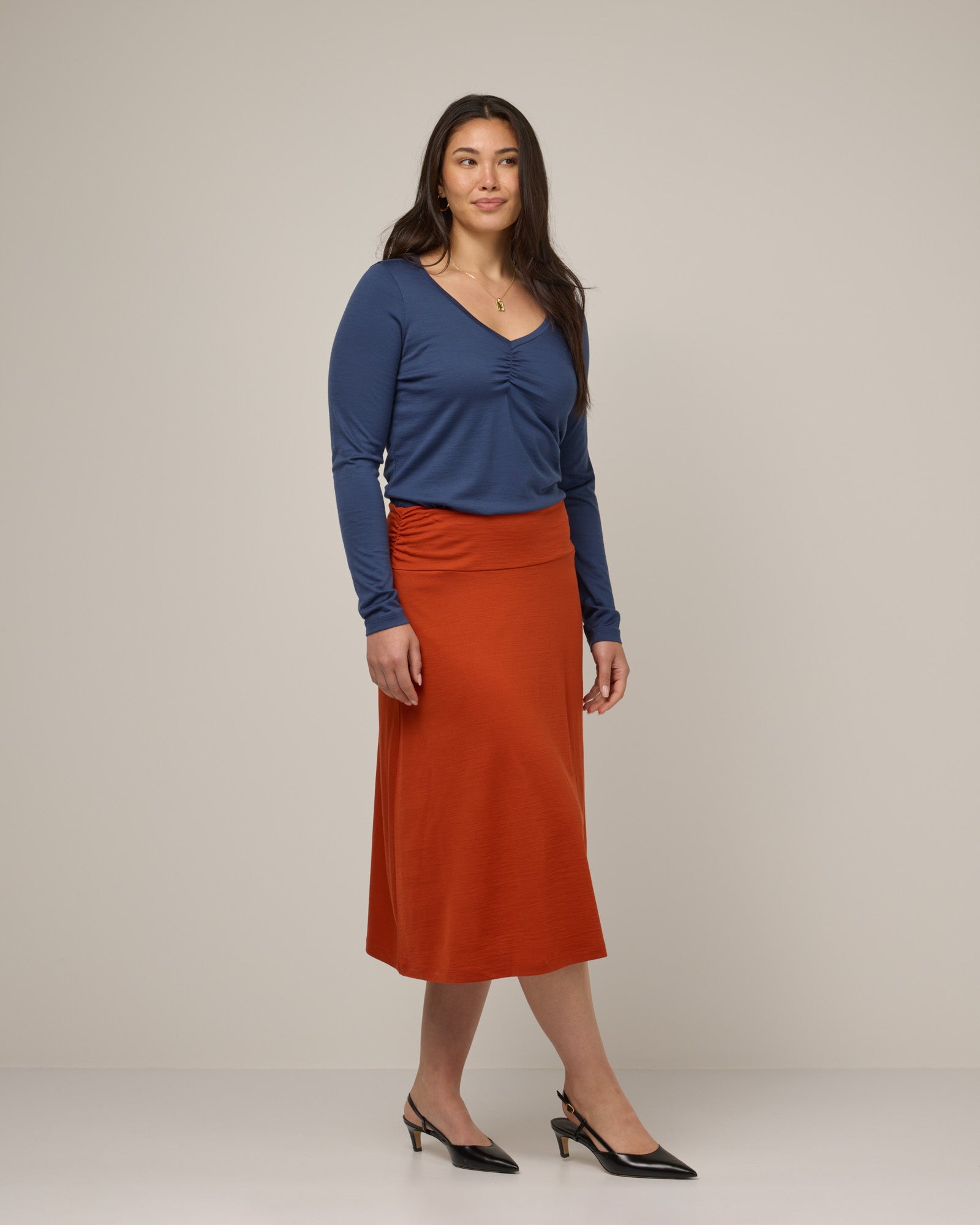 model-spec:Maile is 5'9", wearing a size M