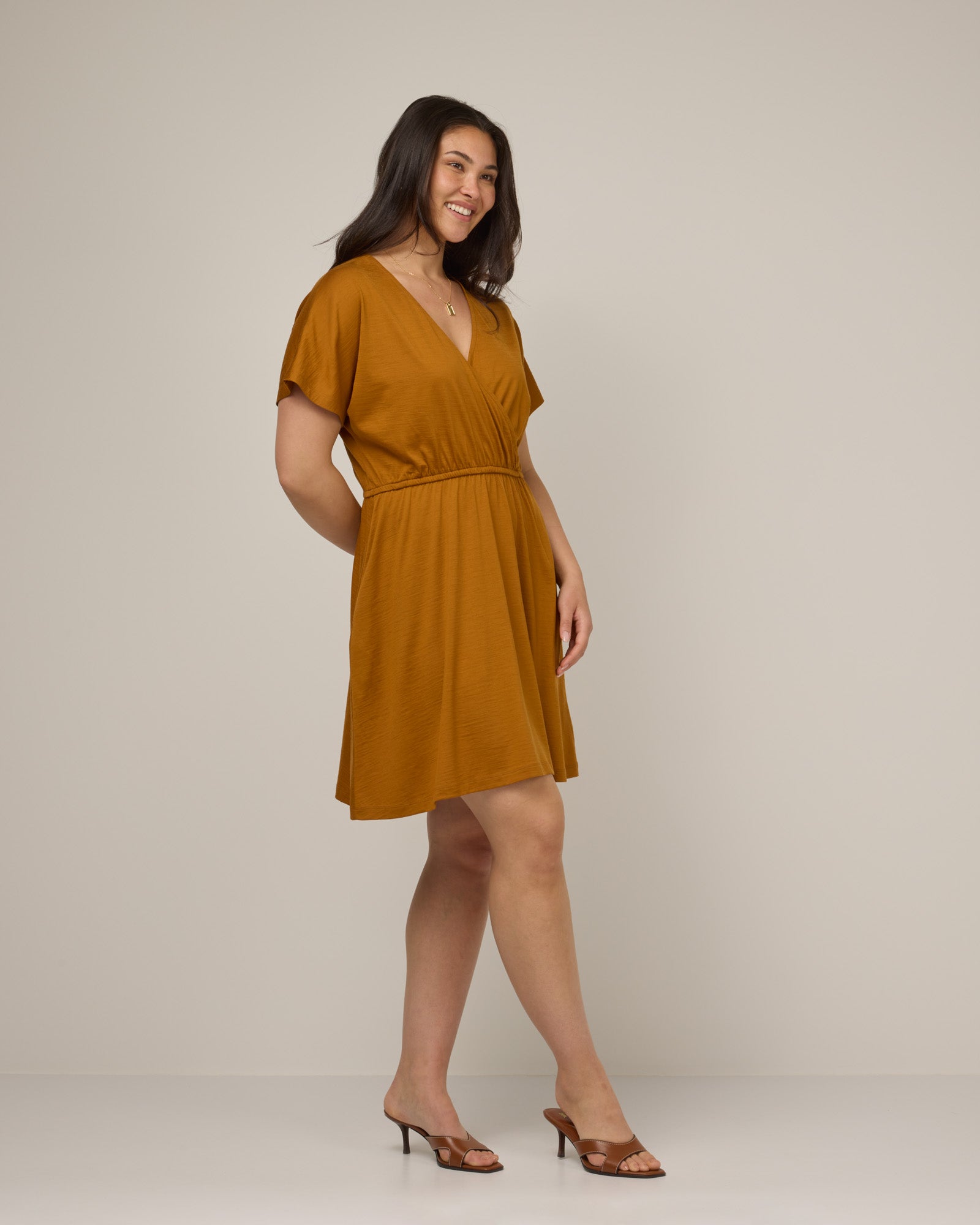 model-spec:Maile is 5'9", wearing a size M