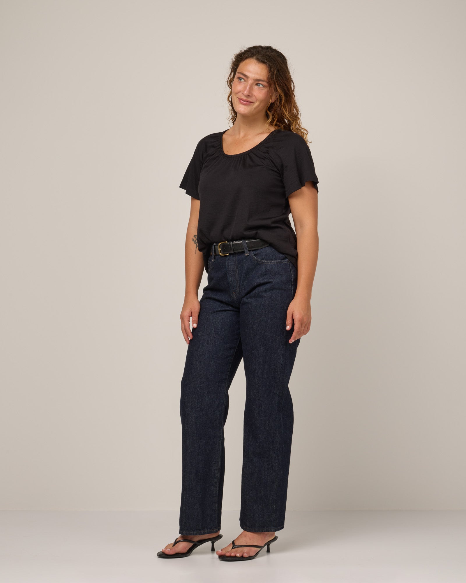 model-spec:Makinna is is 5'8", wearing a size M