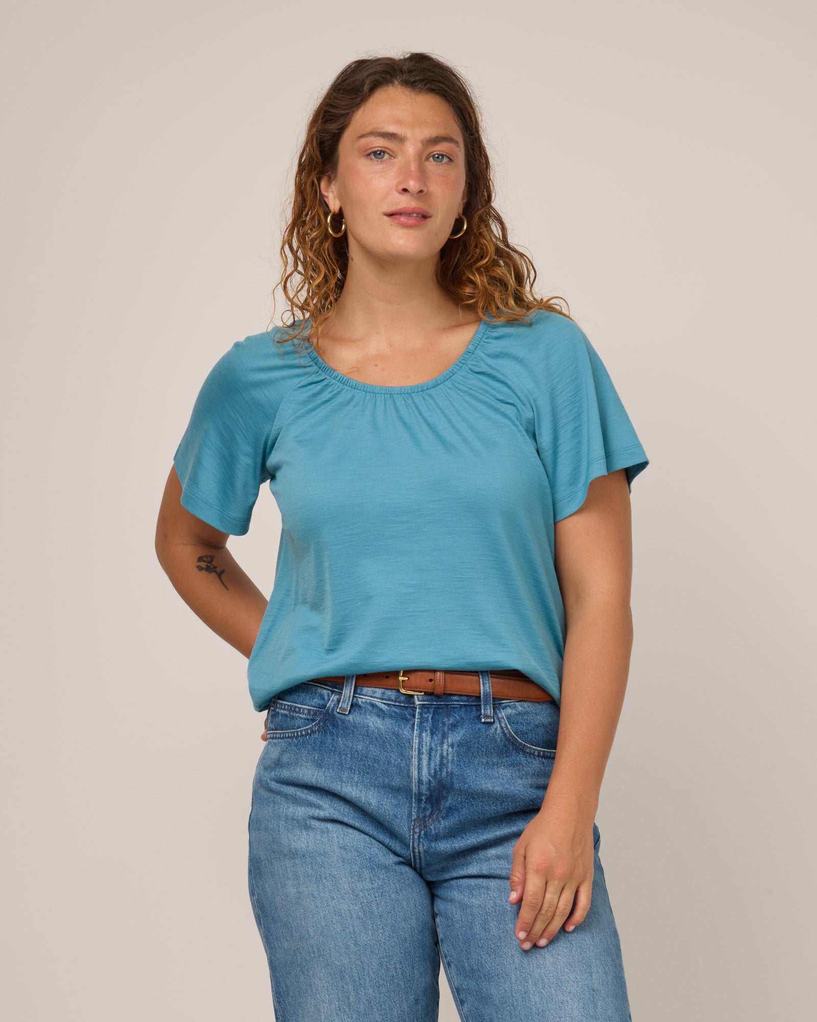 model-spec:Makinna is is 5'8", wearing a size M