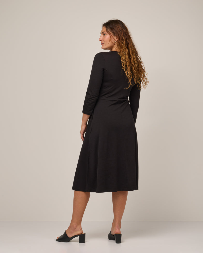 model-spec:Makinna is is 5'8", wearing a size M