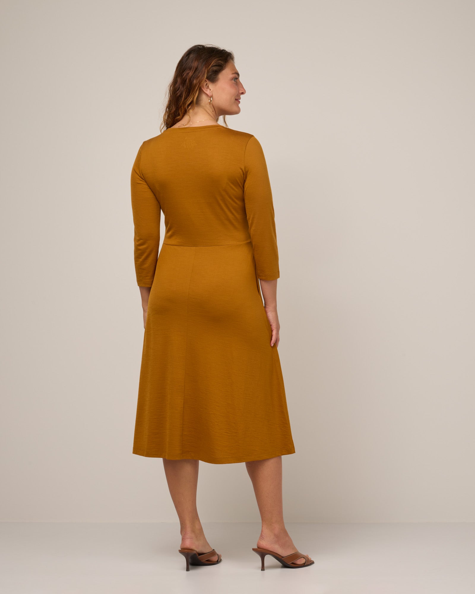 model-spec:Makinna is 5'8", wearing a size M