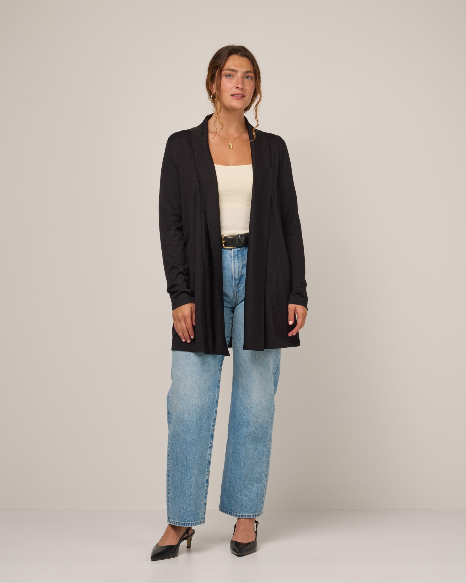 model-spec:Makinna is is 5'8", wearing a size M