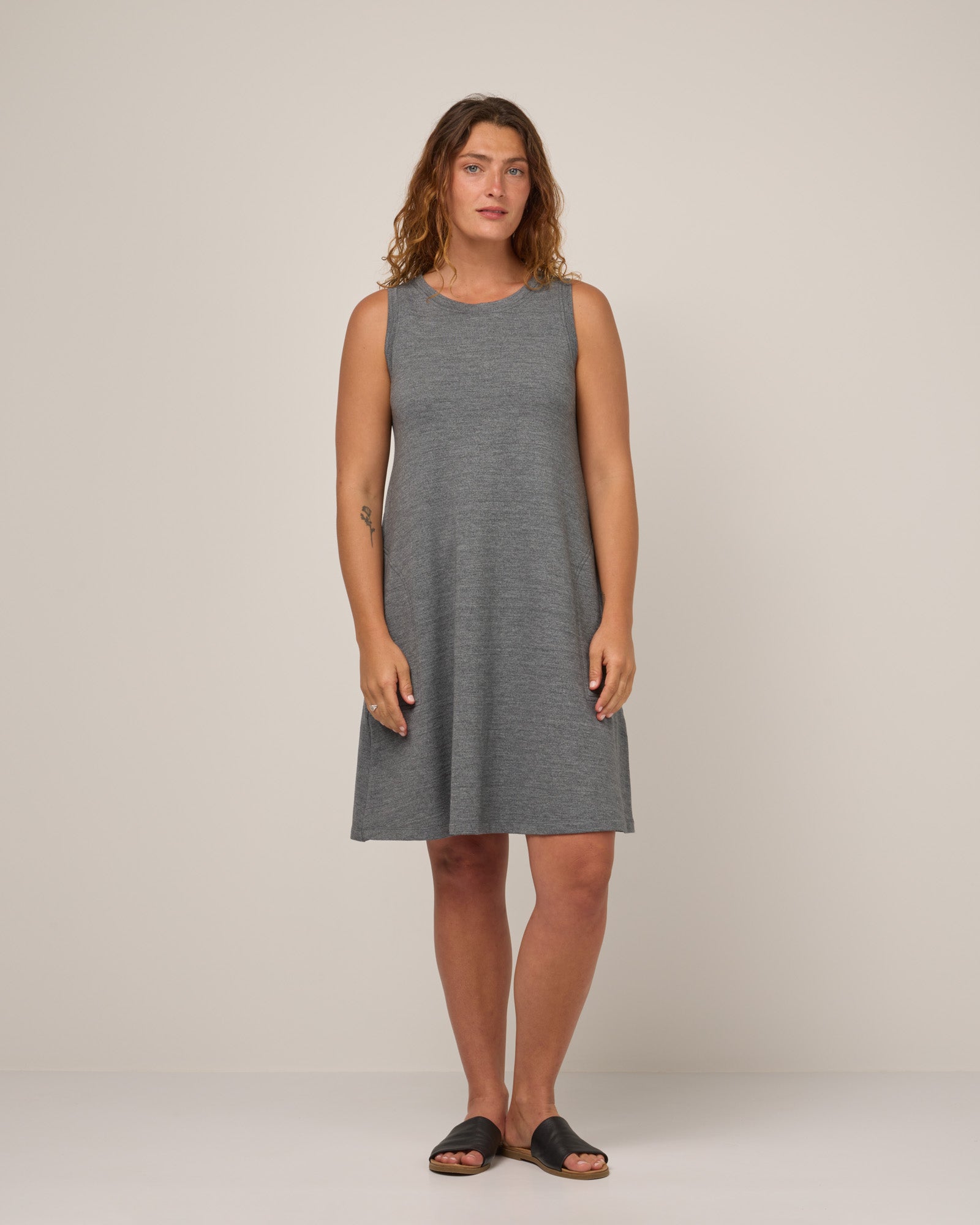 model-spec:Makinna is is 5'8", wearing a size M