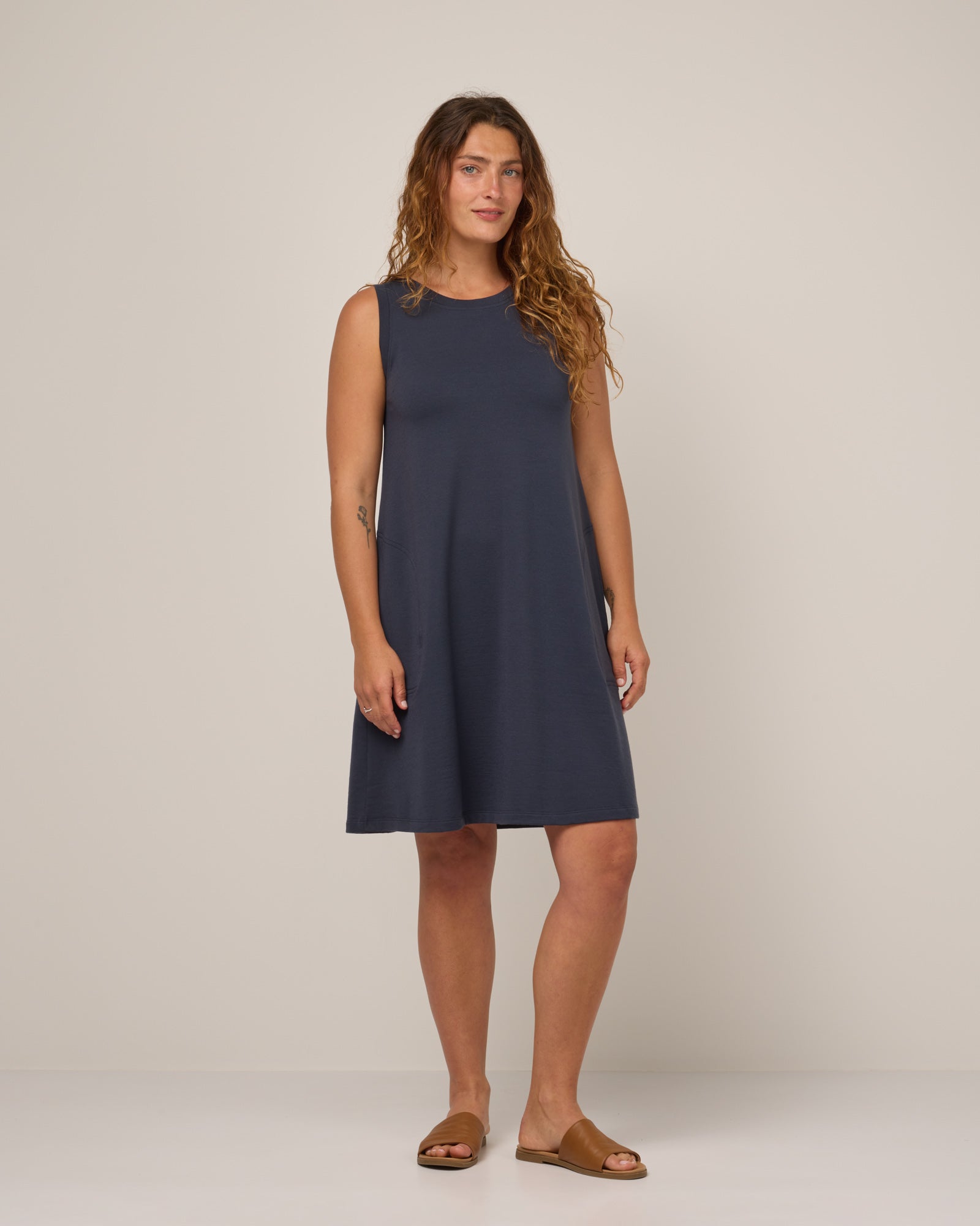 model-spec:Makinna is is 5'8", wearing a size M