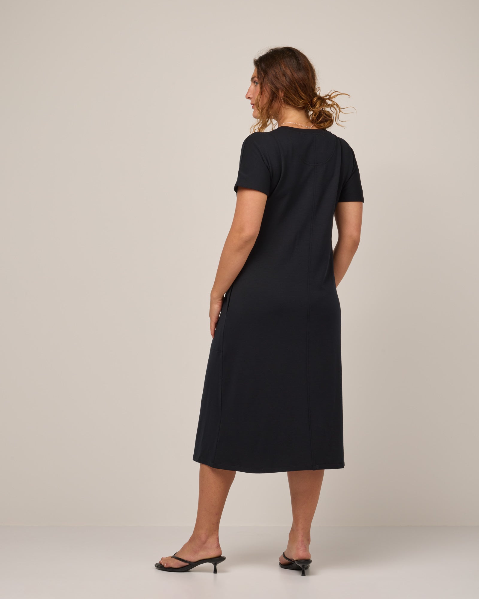 model-spec:Makinna is is 5'8", wearing a size M