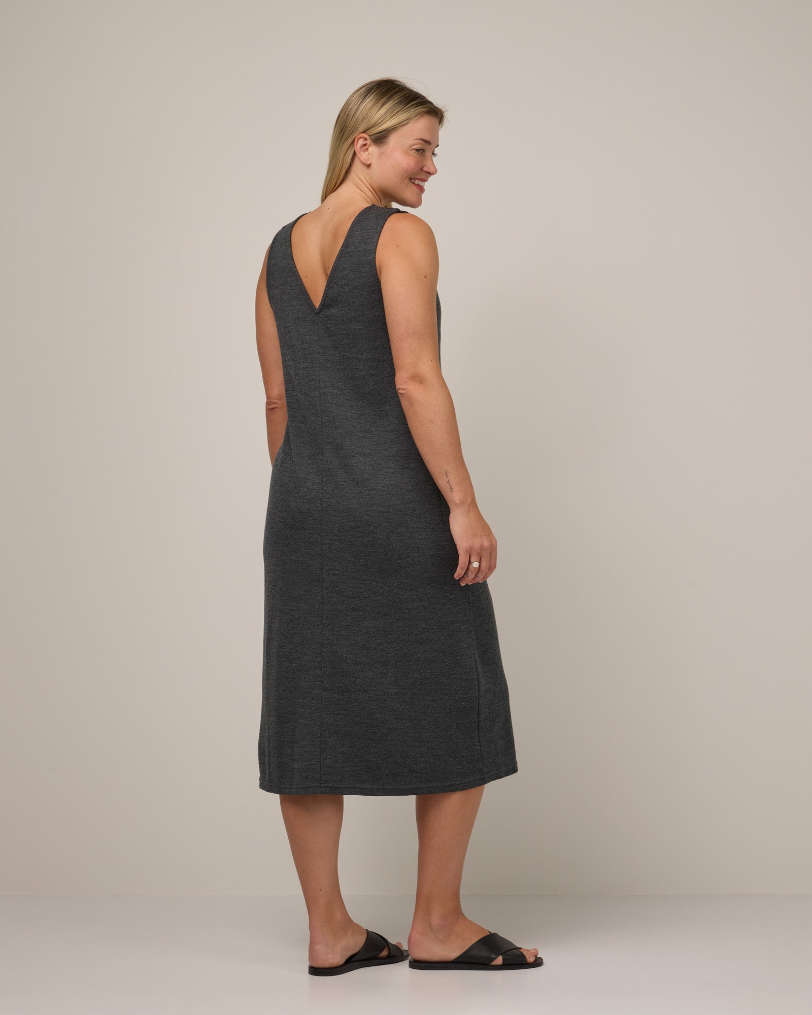 model-spec:Saasha is 5'9", wearing a size M