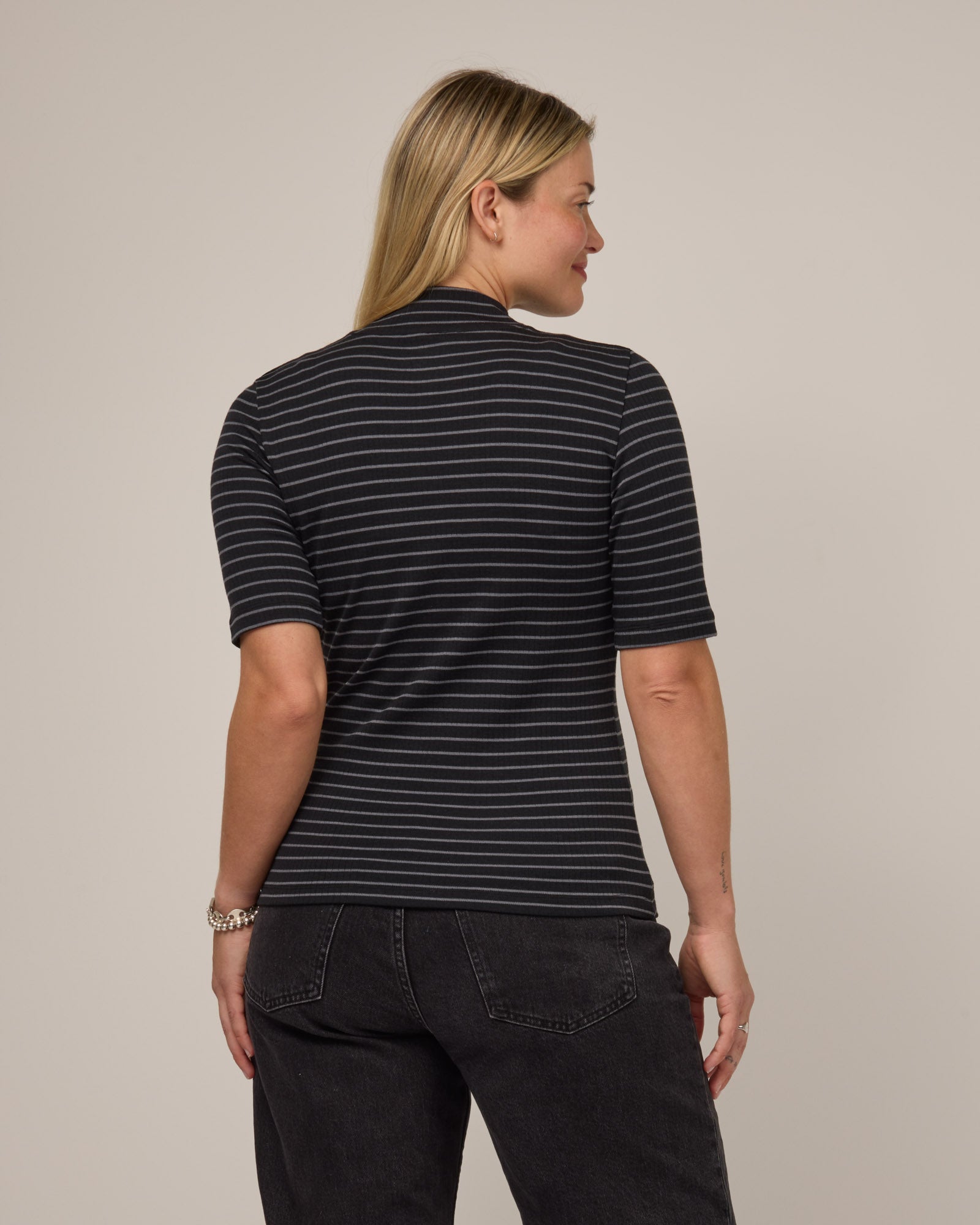 model-spec:Saasha is 5'9", wearing a size M