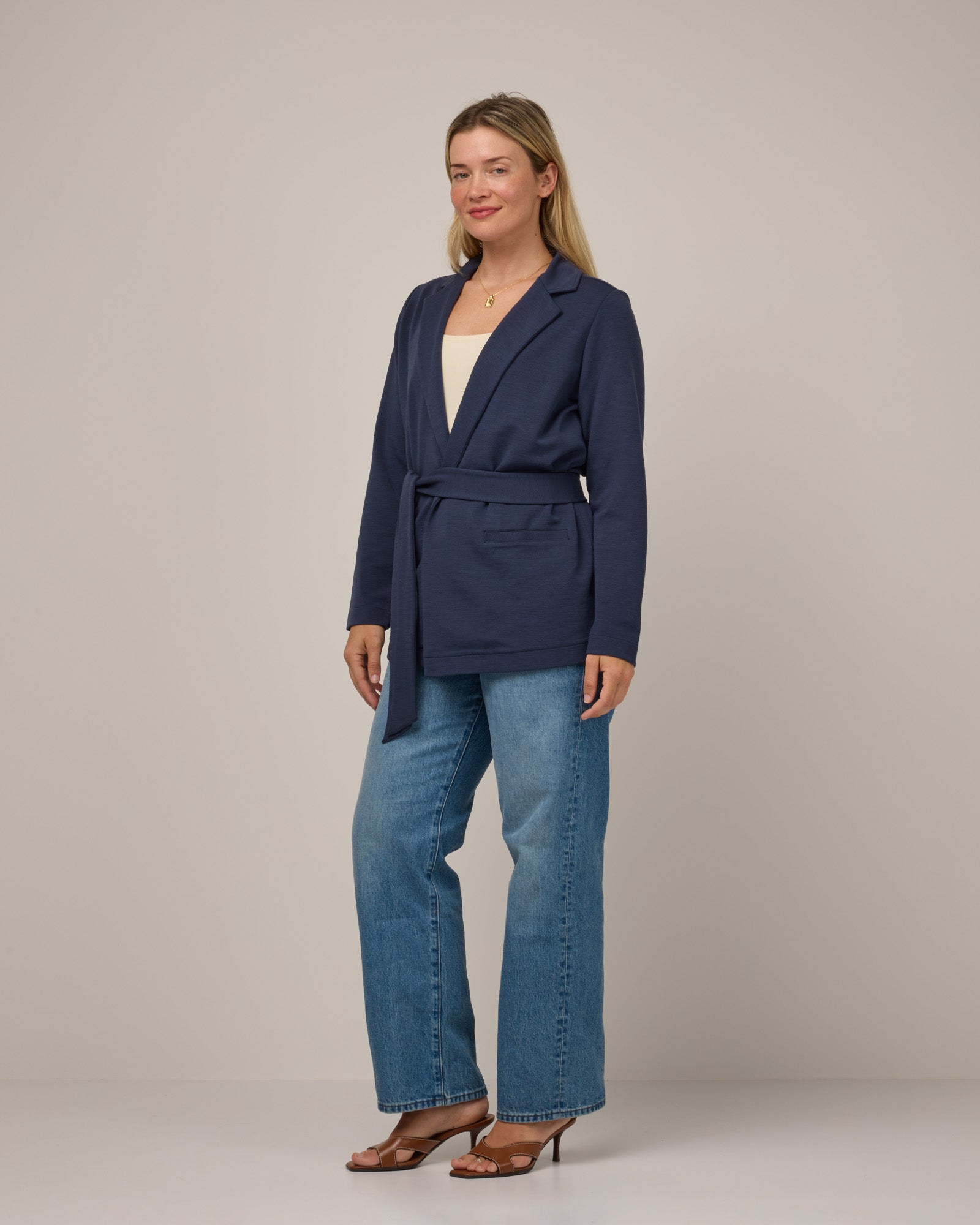 model-spec:Saasha is 5'9", wearing a size M