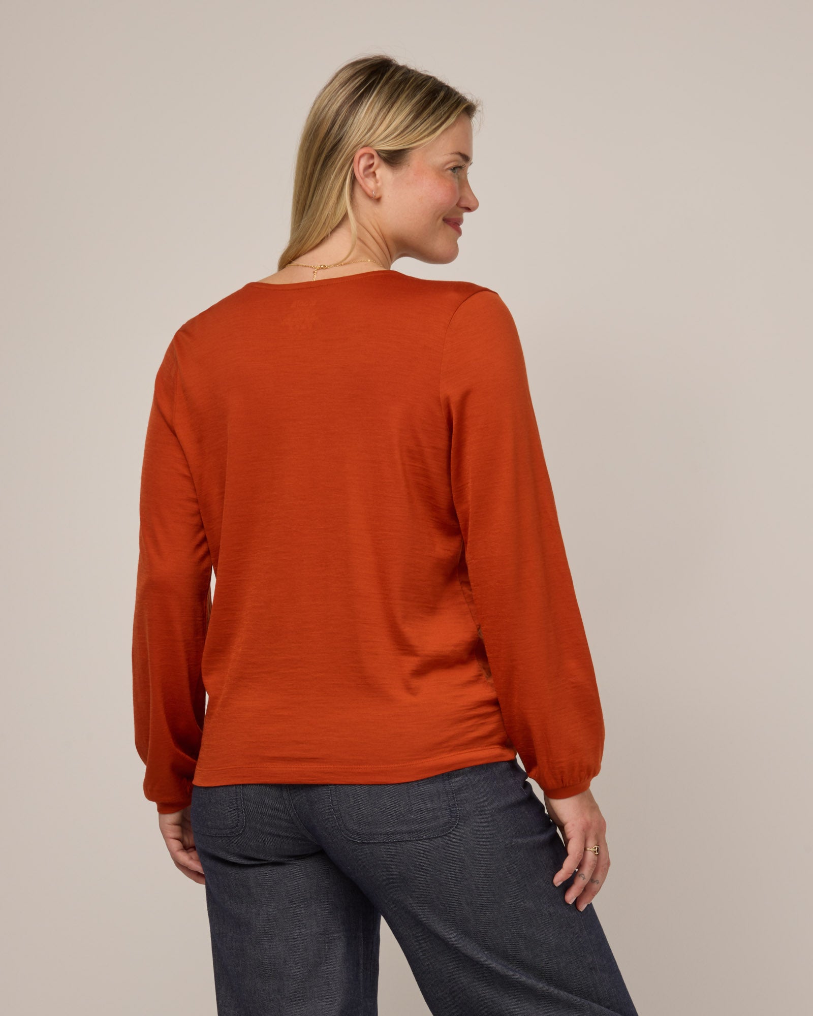 model-spec:Saasha is 5'9", wearing a size M