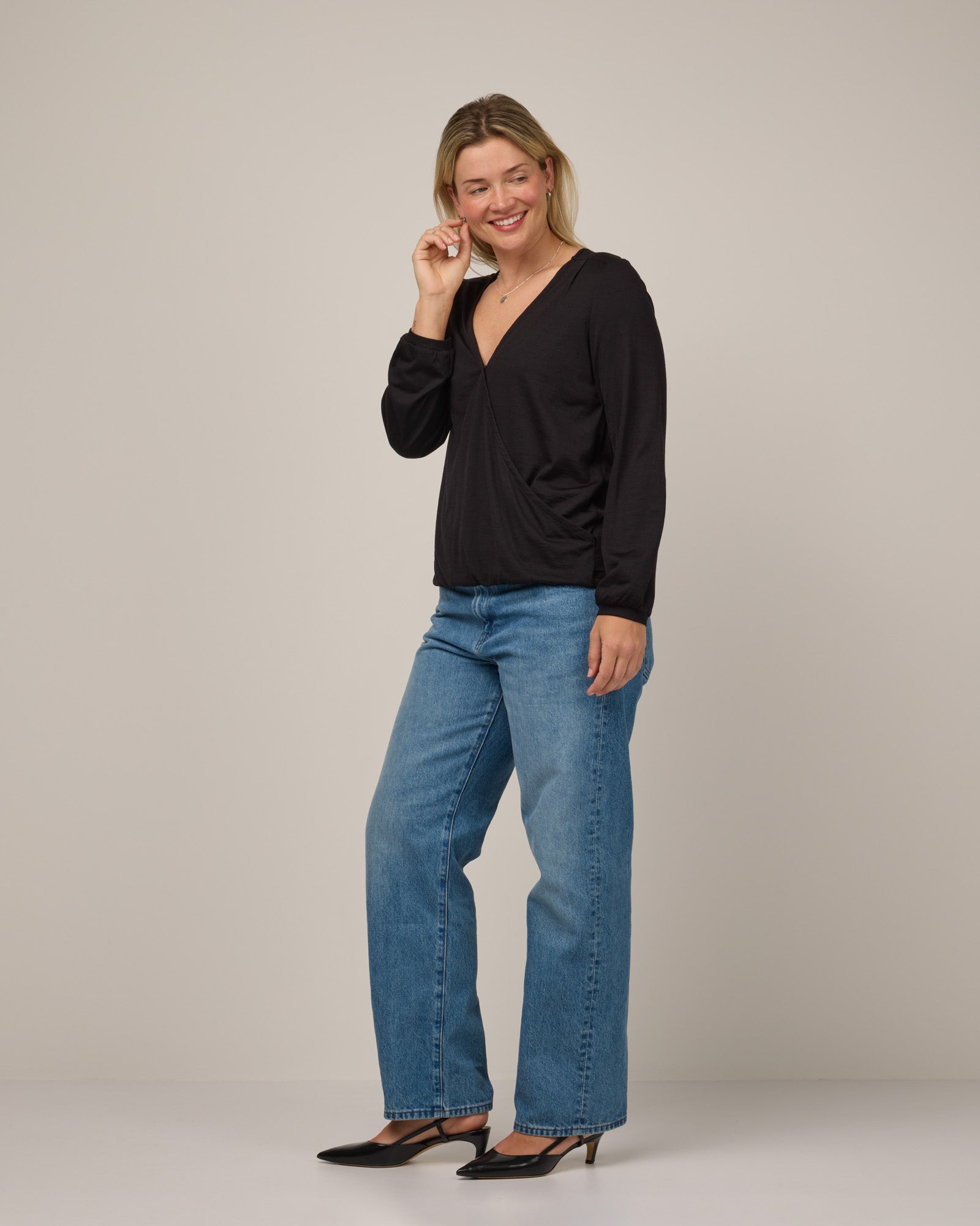 model-sepc:Saasha is 5'9", wearing a size M