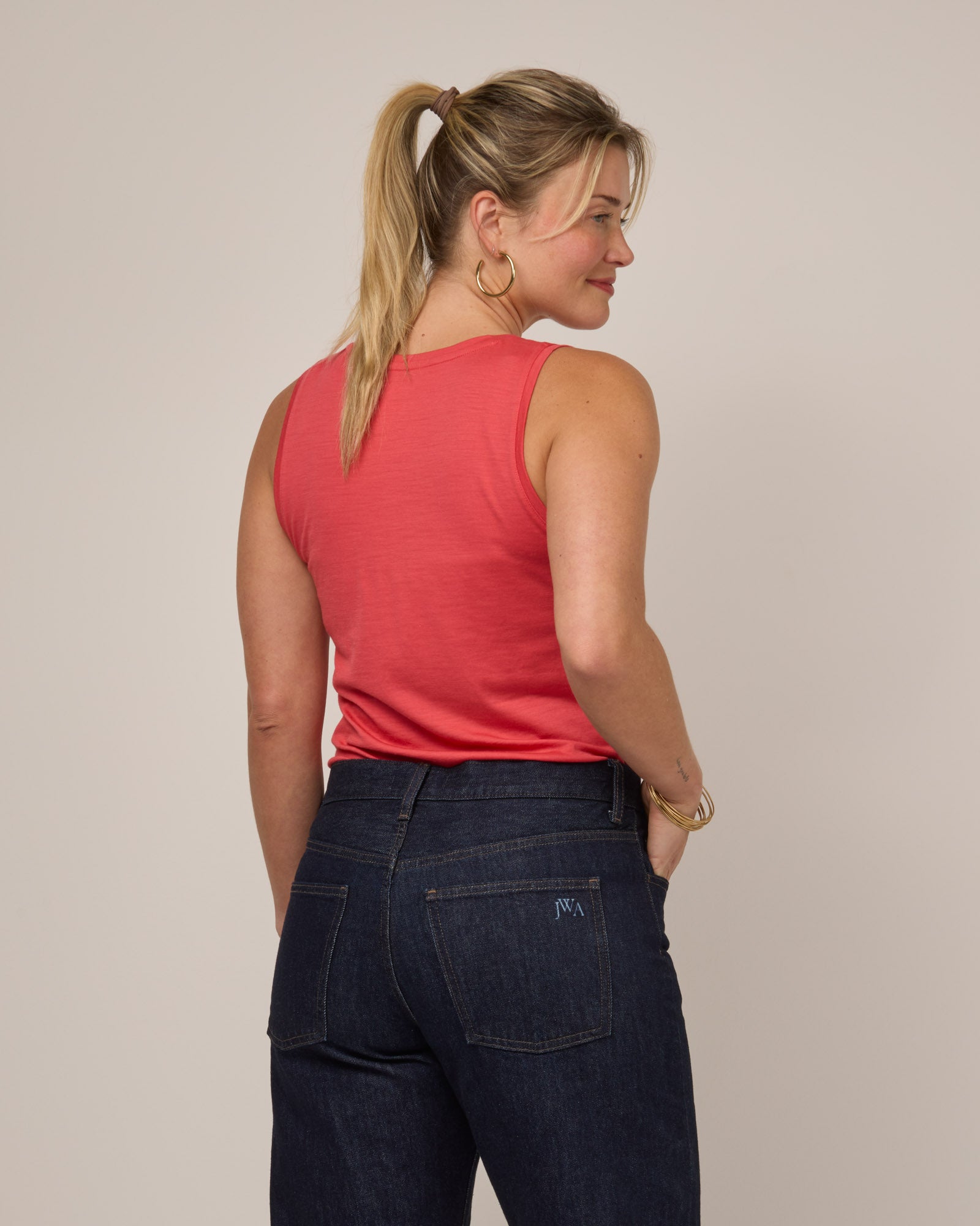 model-spec:Saasha is 5'9", wearing a size M