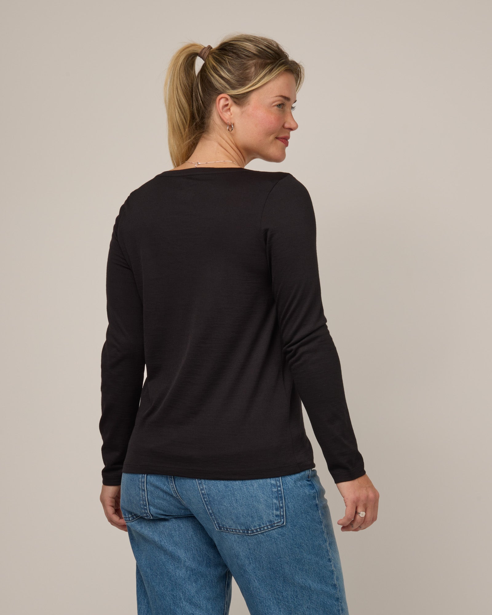 model-spec:Saasha is 5'9", wearing a size M