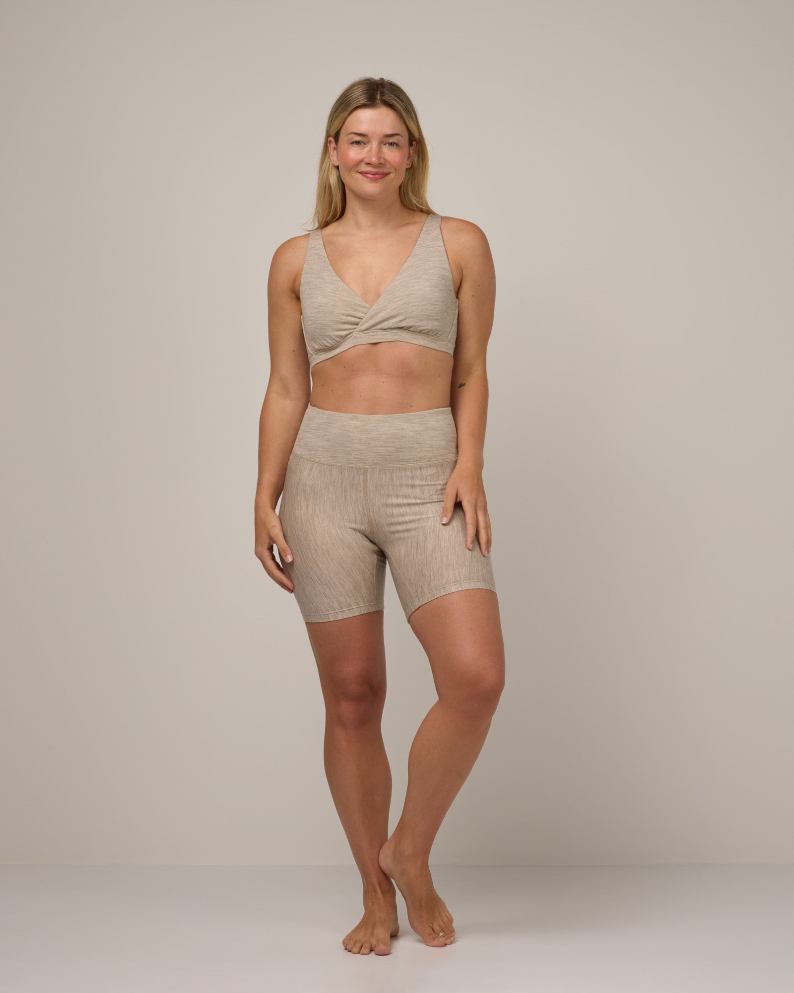 model-spec:Saasha is 5'9", wearing a size M