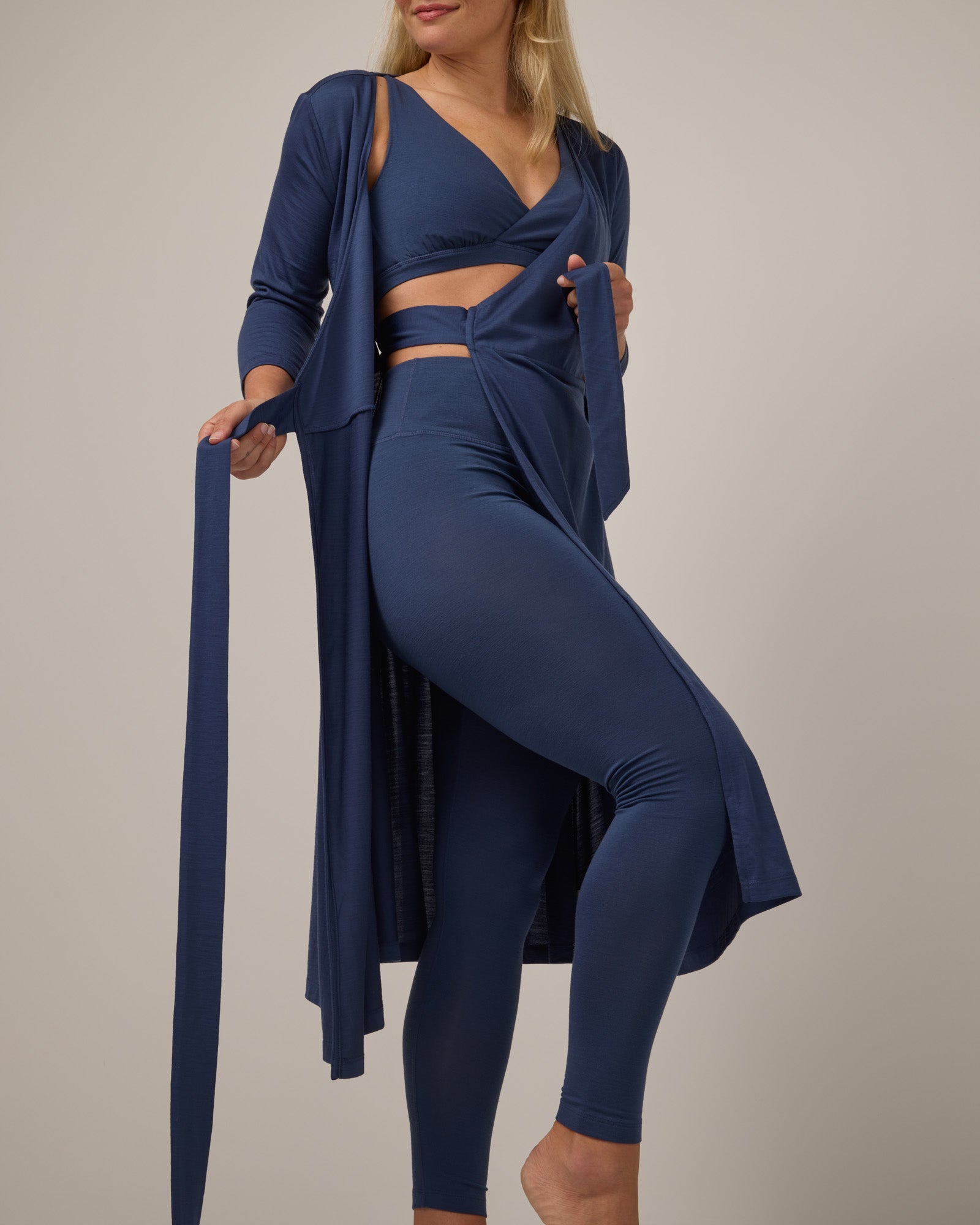 model-spec:Saasha is 5'9", wearing a size M