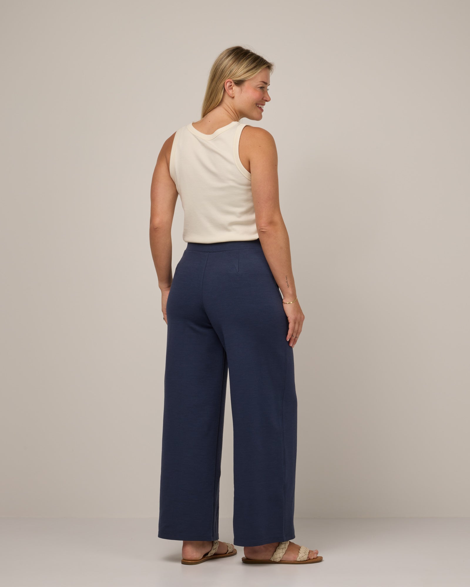 model-spec:Saasha is 5'9", wearing a size M